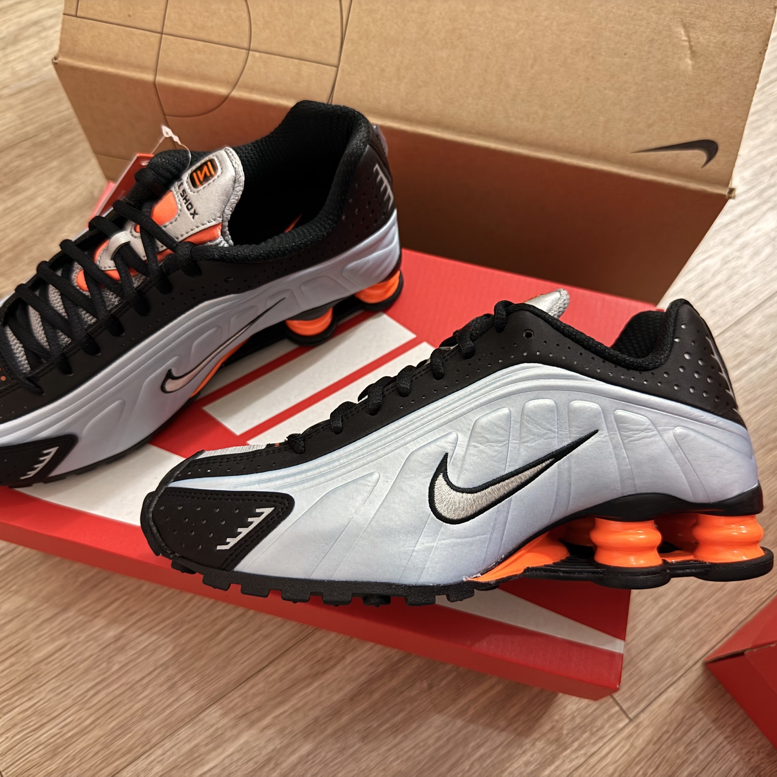 (W) Nike Shox R4 Blue Tint Total Orange, (W) Nike Shox R4 White Metallic Silver 착용 스타일 - 1