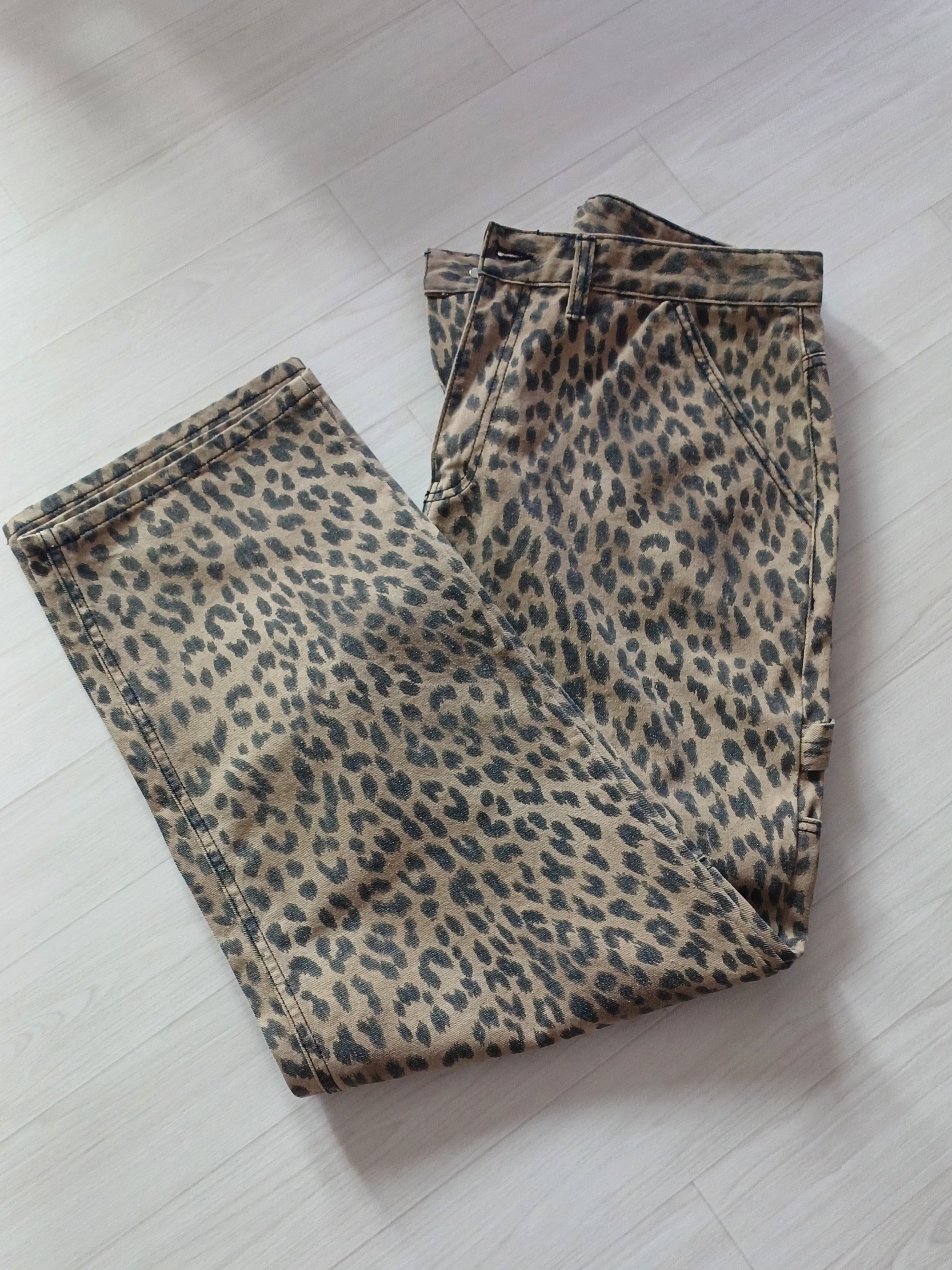 QT8 GARMENTS Leopard Carpenter Pants Beige 착용 스타일