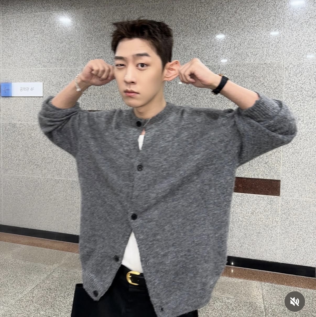 STU Round Neck Cardigan Light Grey 착용 스타일