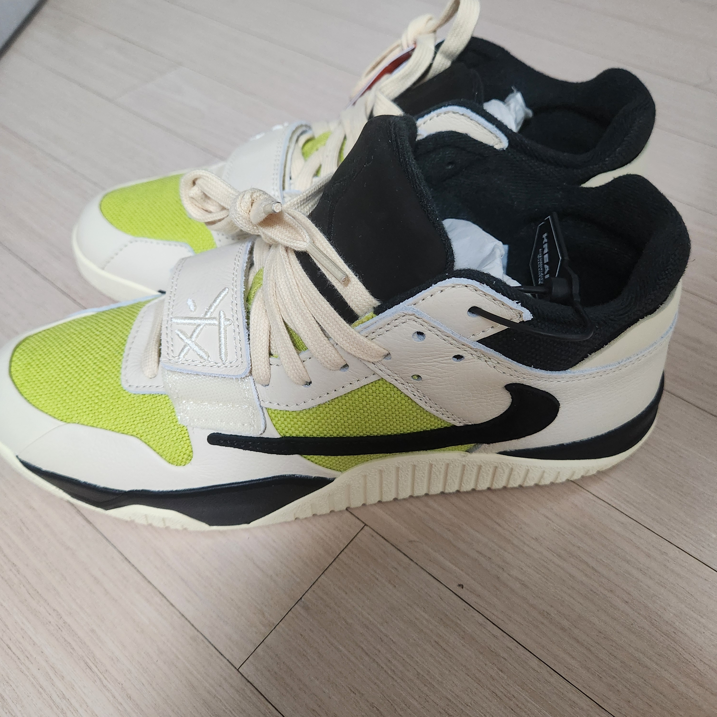 Jordan x Travis Scott Jumpman Jack TR Bright Cactus 착용 스타일 - 2