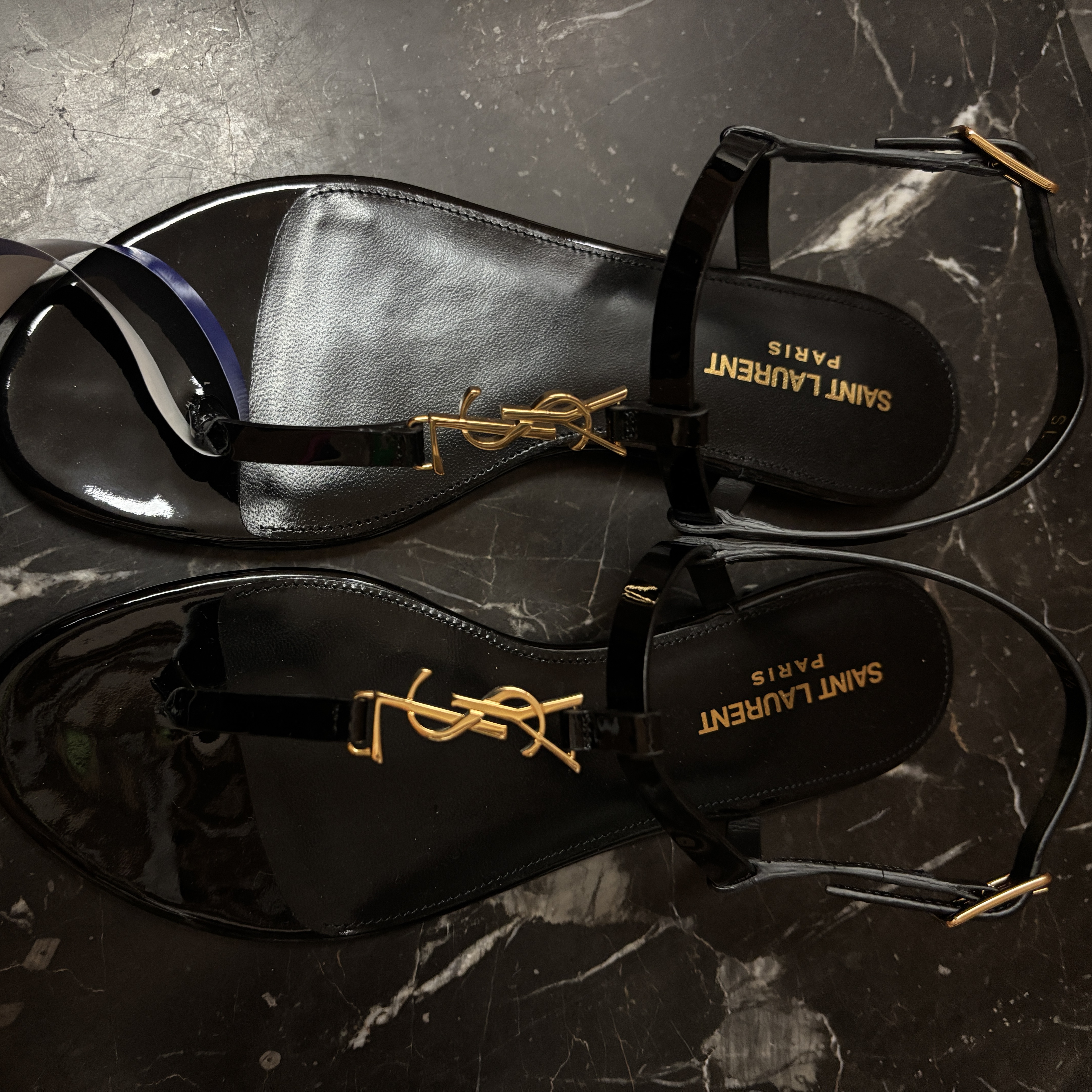(W) Saint Laurent Cassandra Flat Sandals in Patent Leather with Gold Monogram Black 착용 스타일