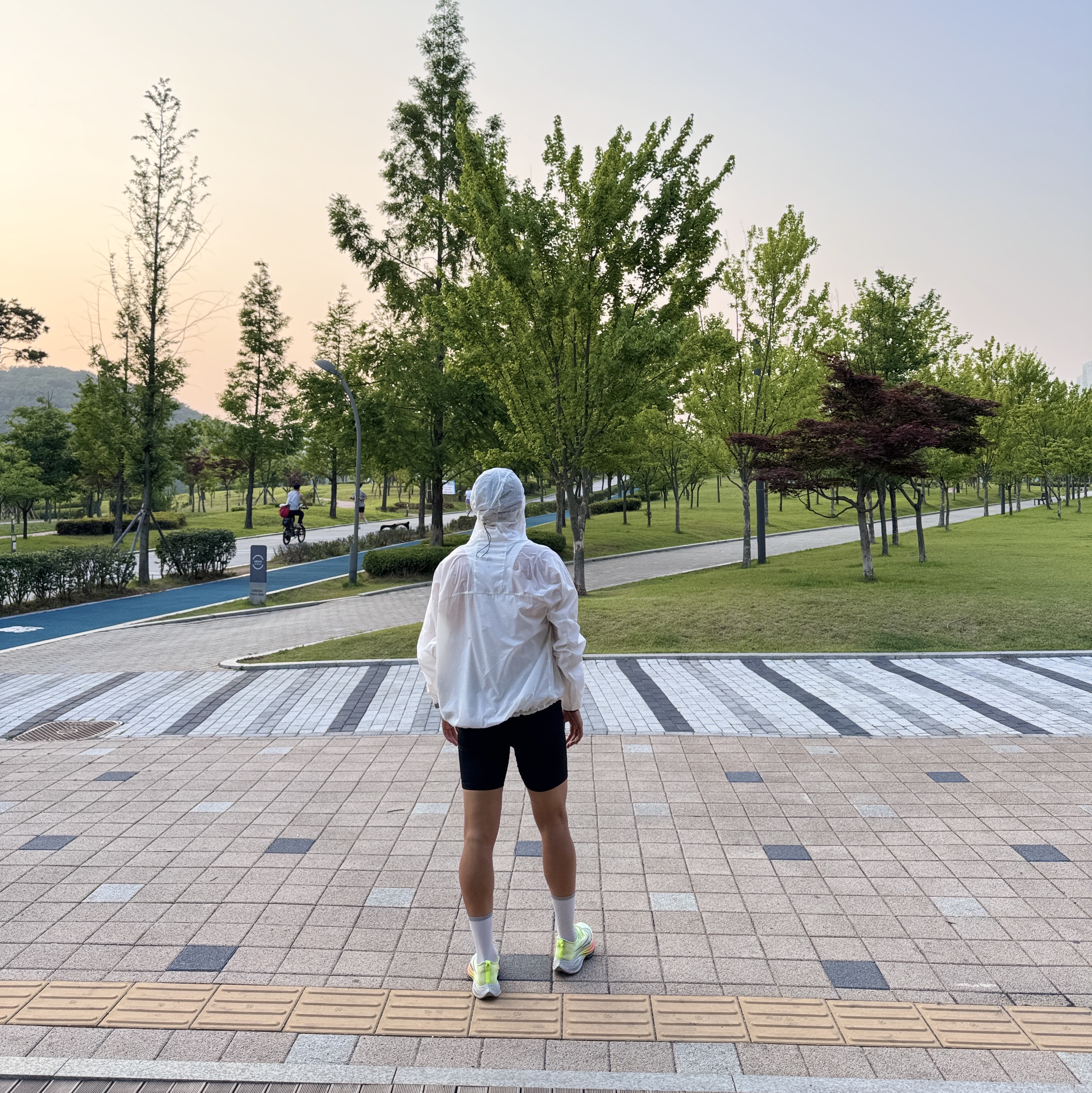 Hoka Mafate Speed 4 Lite Starlight Glow Aster Flower, Oakley Eye Jacket Redux Matte Black Frame Prizm Grey Lenses High Bridge Fit 착용 스타일 - 10