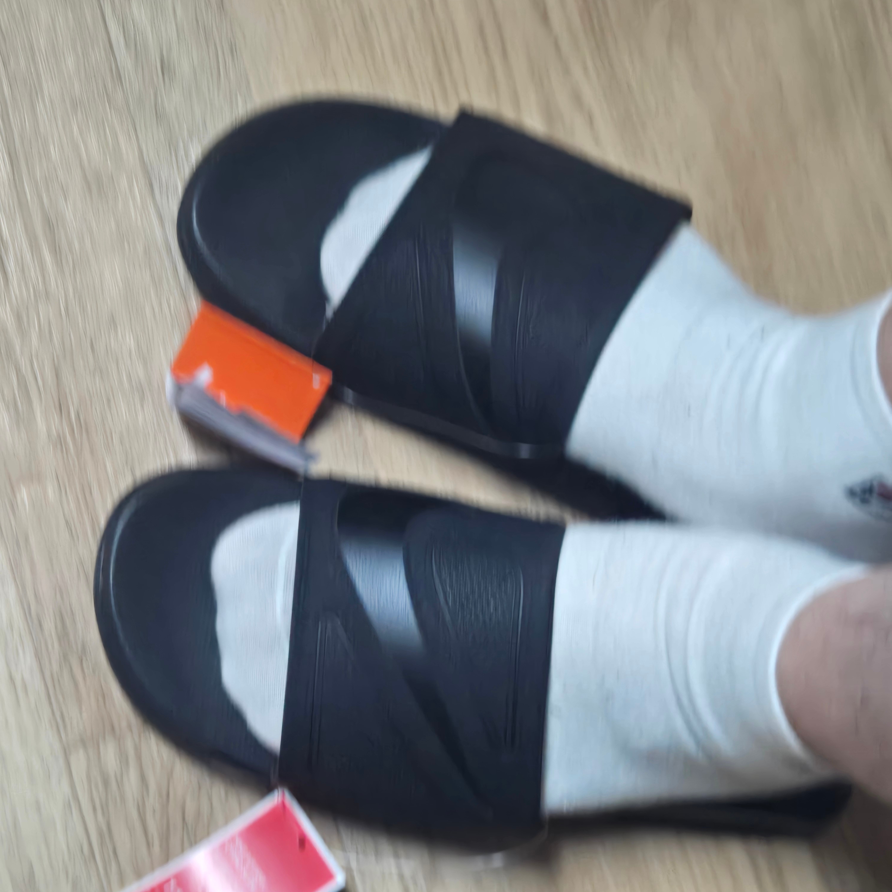 Nike Air Max Cirro Slide Triple Black 착용 스타일 - 2