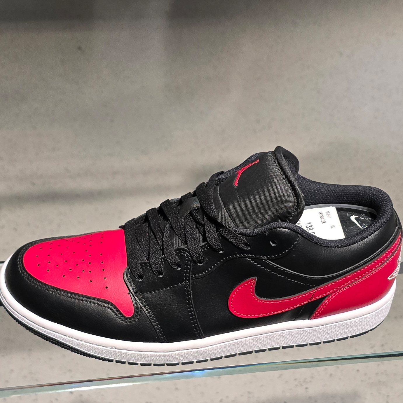 Jordan 1 Low Black Varsity Red 착용 스타일