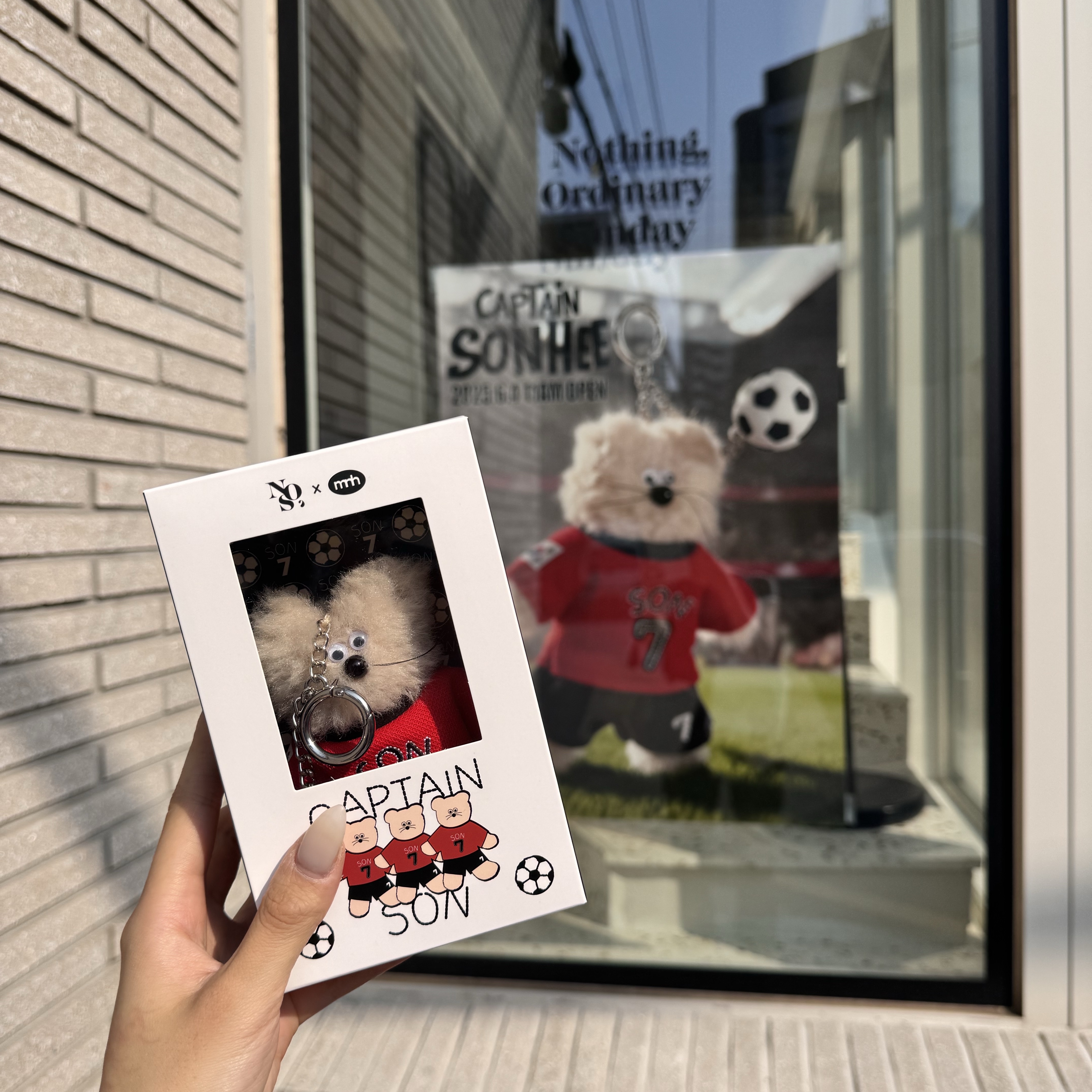 Monamhee x NOS7 Captain SON.hee Keyring Red 착용 스타일