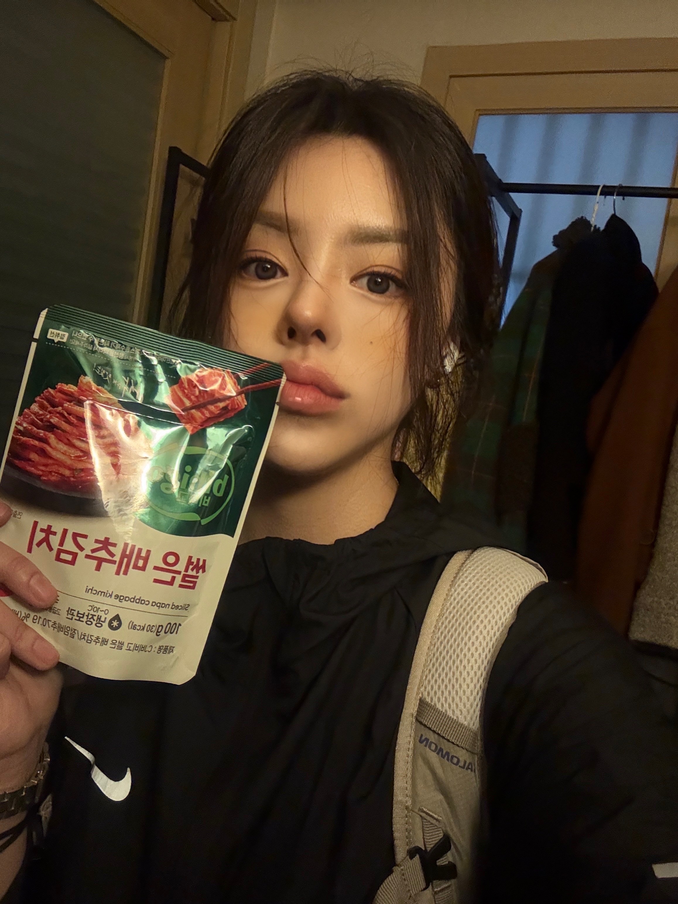 BORN TO WIN Crack B Pigment Crop T-Shirts Charcoal, (W) Nike Shox R4 White Metallic Silver 착용 스타일 - 4