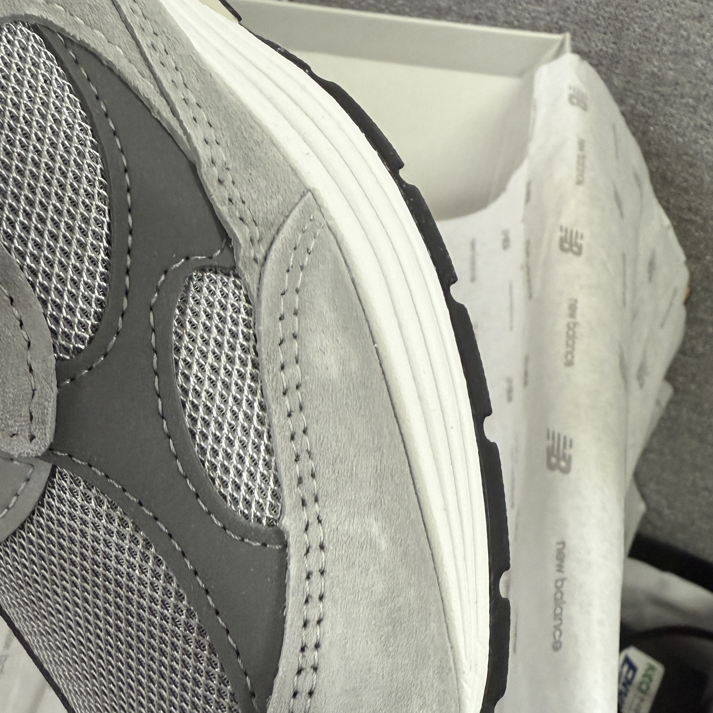 New Balance 992 Made in USA Core Grey Silver Metallic 착용 스타일 - 4
