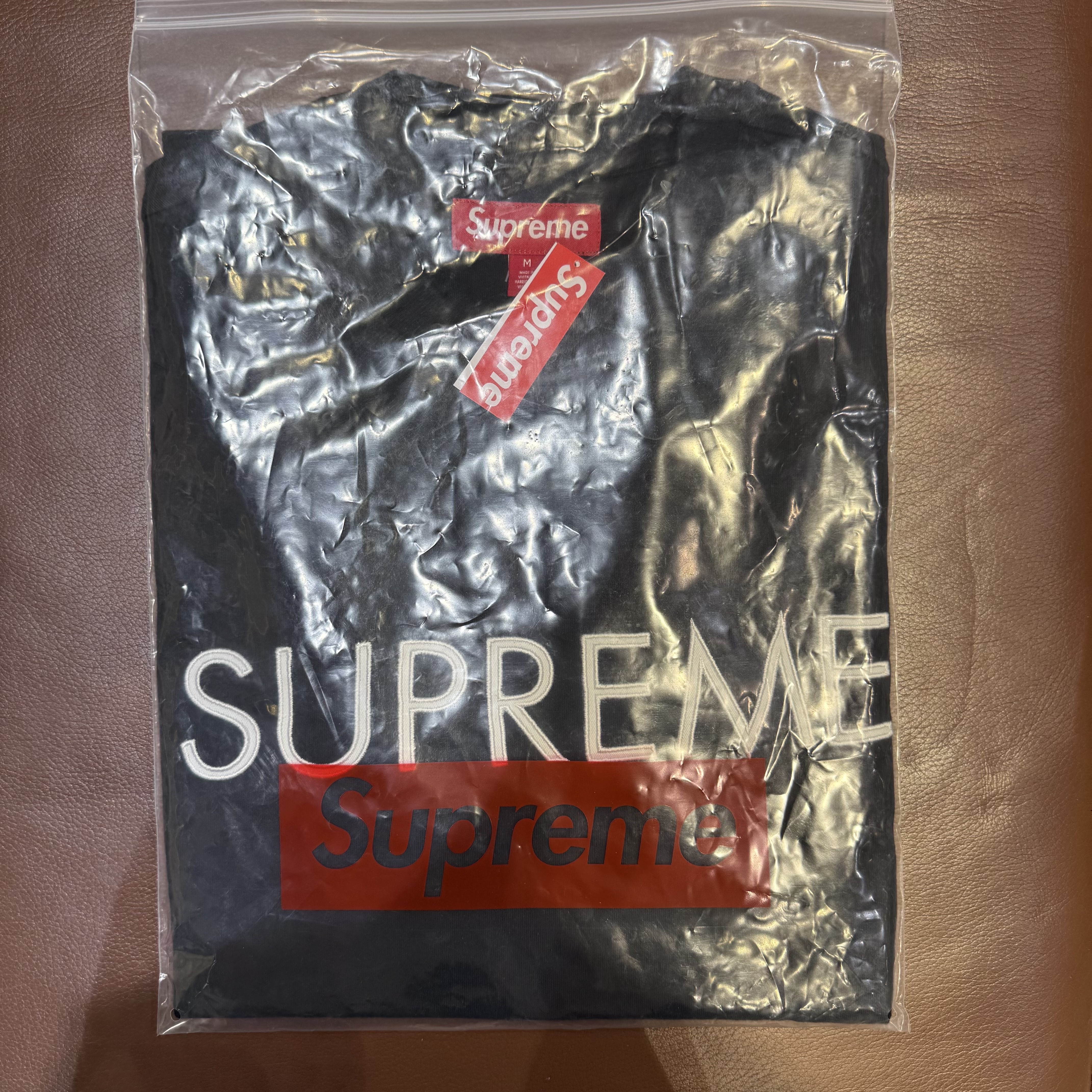 Supreme Capital S/S Top Black - 25SS 착용 스타일 - 2