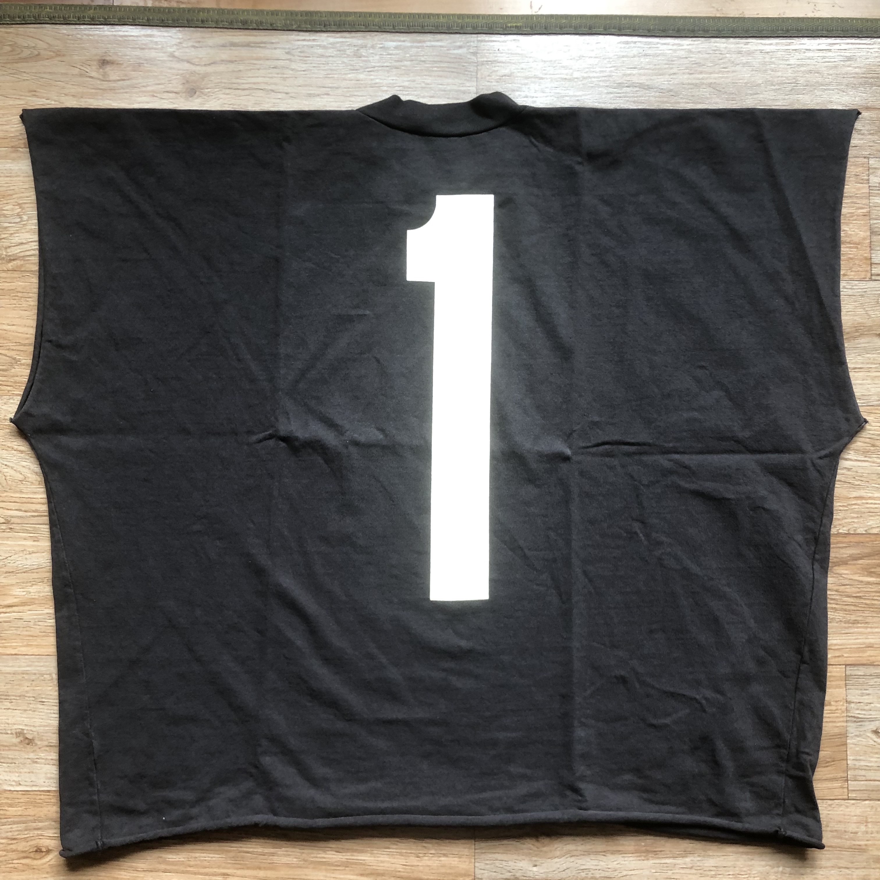 Yeezy One Box T-Shirt Black 착용 스타일