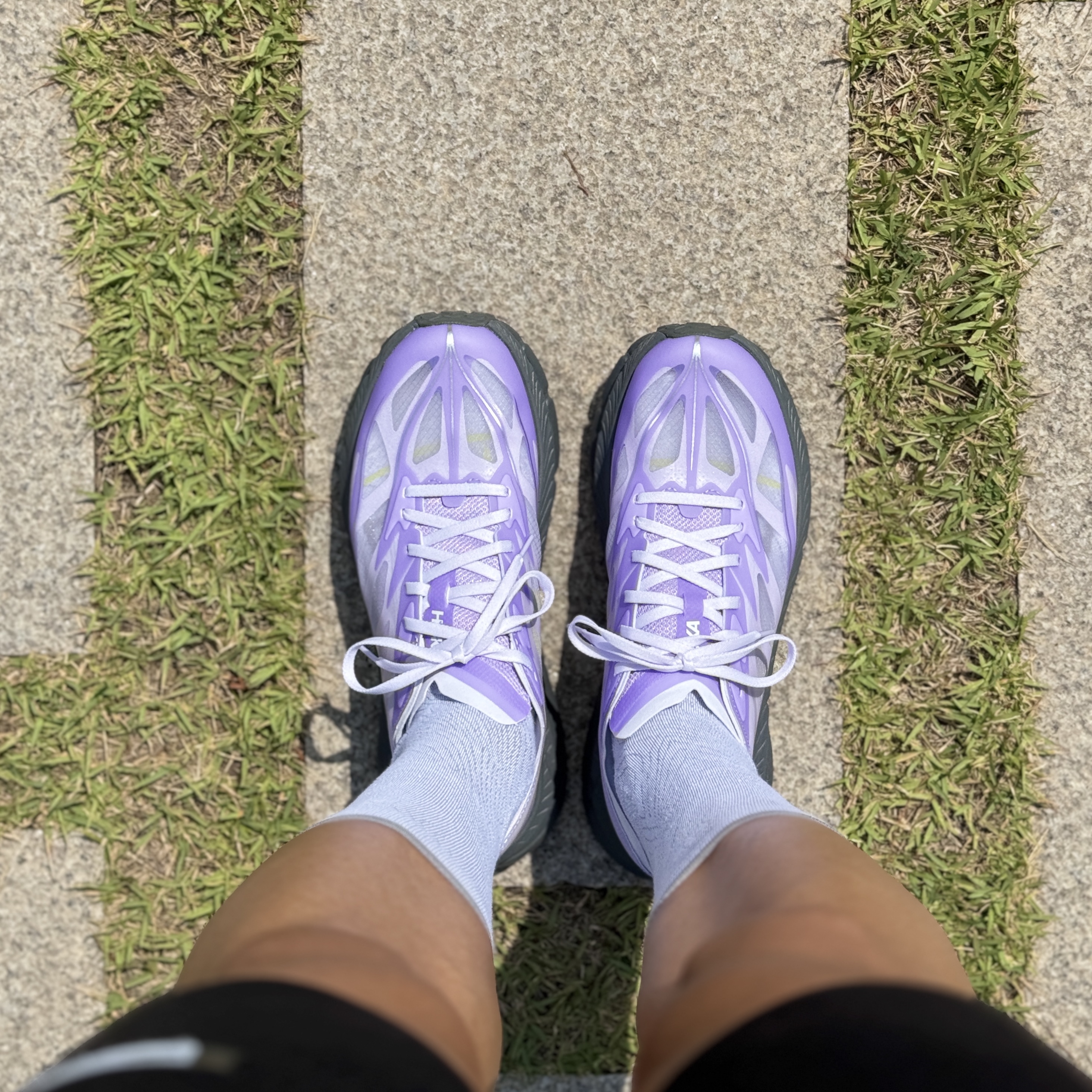 Hoka Mafate Speed 4 Lite Starlight Glow Aster Flower, Oakley Eye Jacket Redux Matte Black Frame Prizm Grey Lenses High Bridge Fit 착용 스타일 - 4
