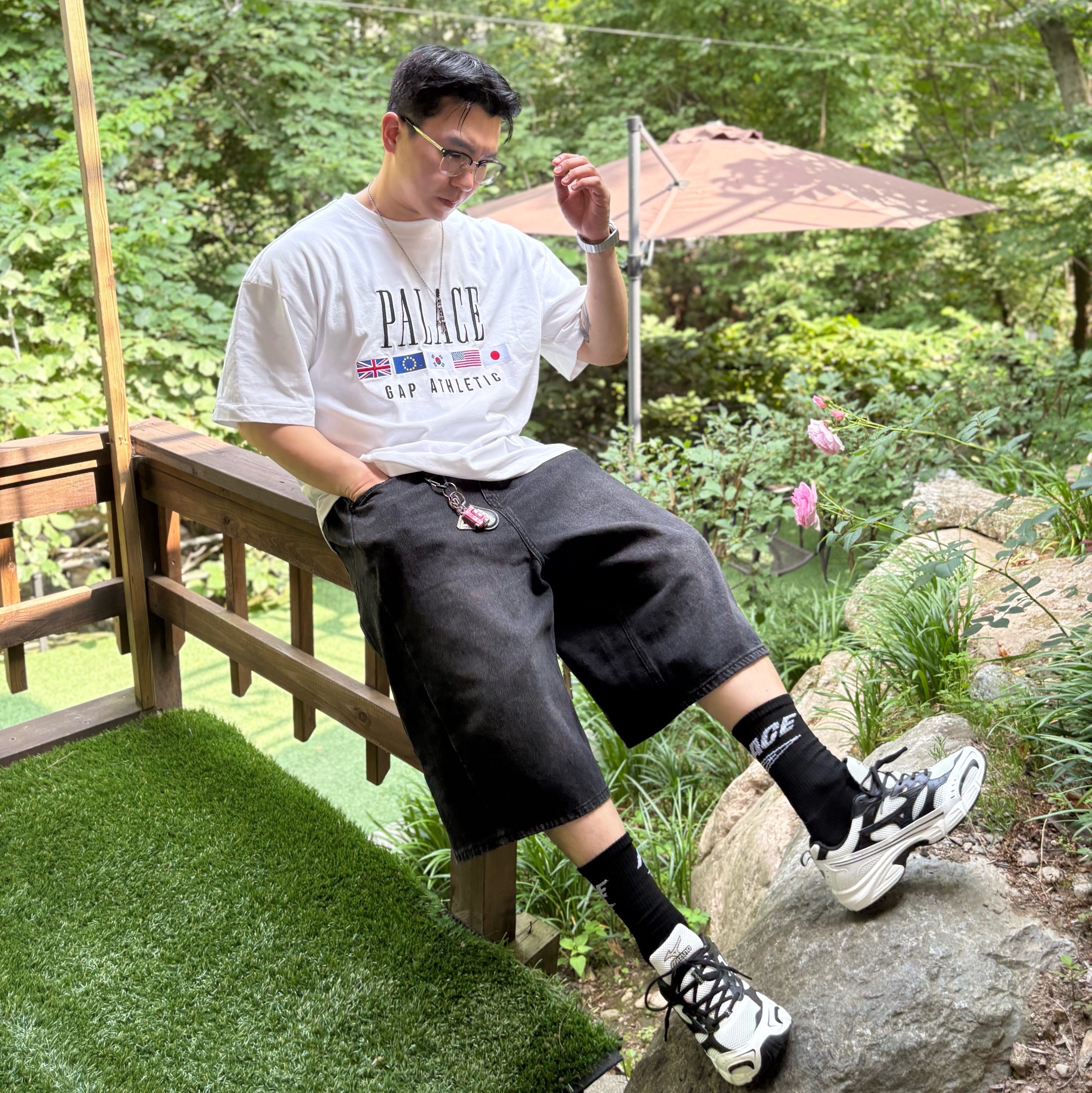 Palace x Gap Heavy Jersey T-Shirt White - 24SS, Palace x Umbro Socks Black - 24SS 착용 스타일 - 4