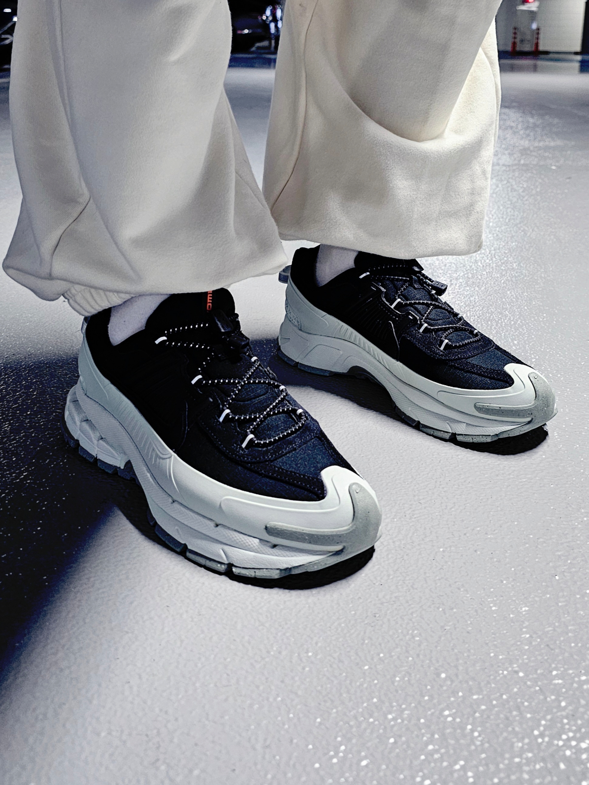 Nike Zoom Vomero 5 Roam Black Light Silver 착용 스타일 - 1