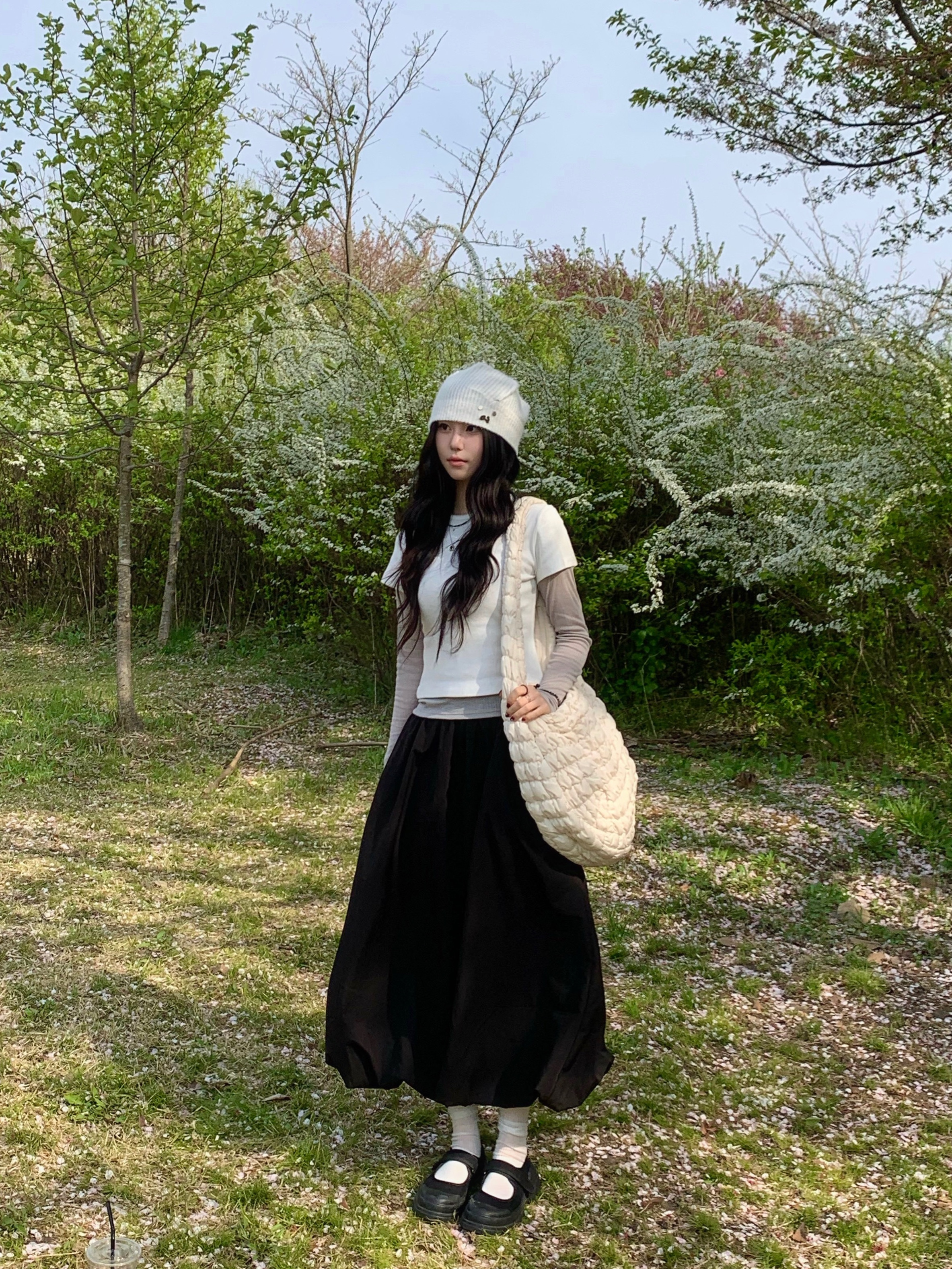 COS Quilted Oversized Shoulder Bag Off White Light Beige 착용 스타일 - 1