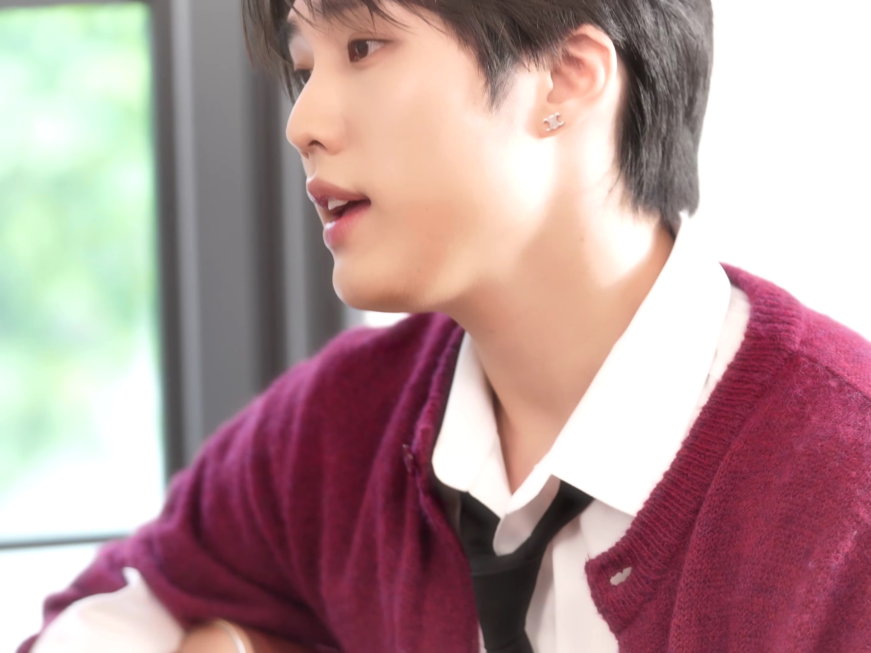STU Round Neck Cardigan Burgundy 착용 스타일 - 3