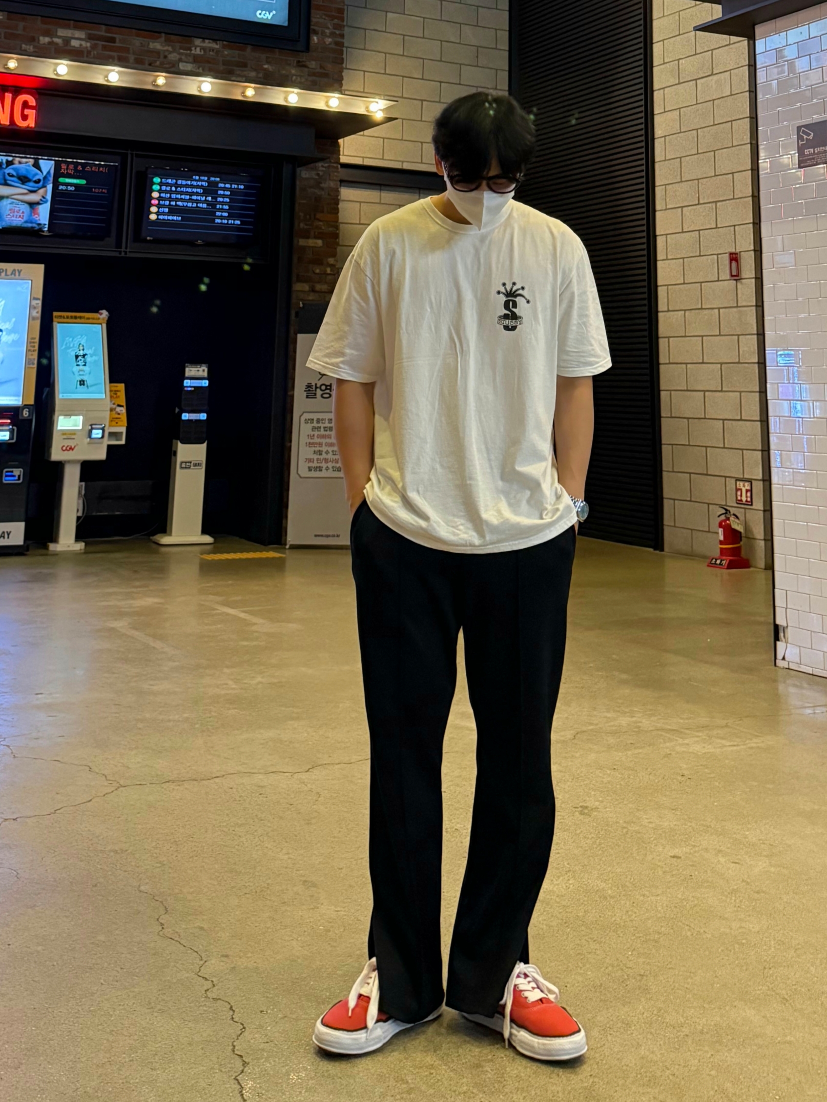 Maison Mihara Yasuhiro Baker OG Sole Canvas Low Cut Sneakers Red, Stussy Regal Crown Pigment Dyed T-Shirt Natural 착용 스타일 - 2