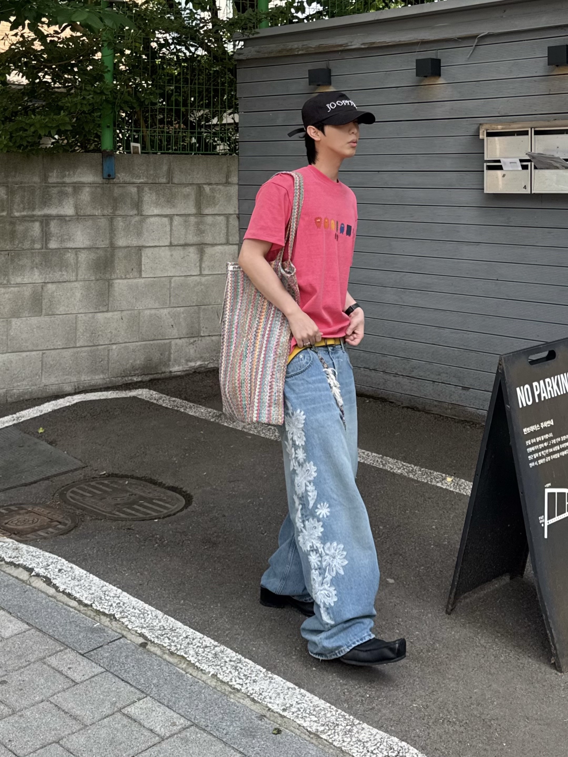 Not New Pattern Tote Bag Rainbow, Not New Rainbow Friends T-Shirt Deep Pink 착용 스타일 - 3