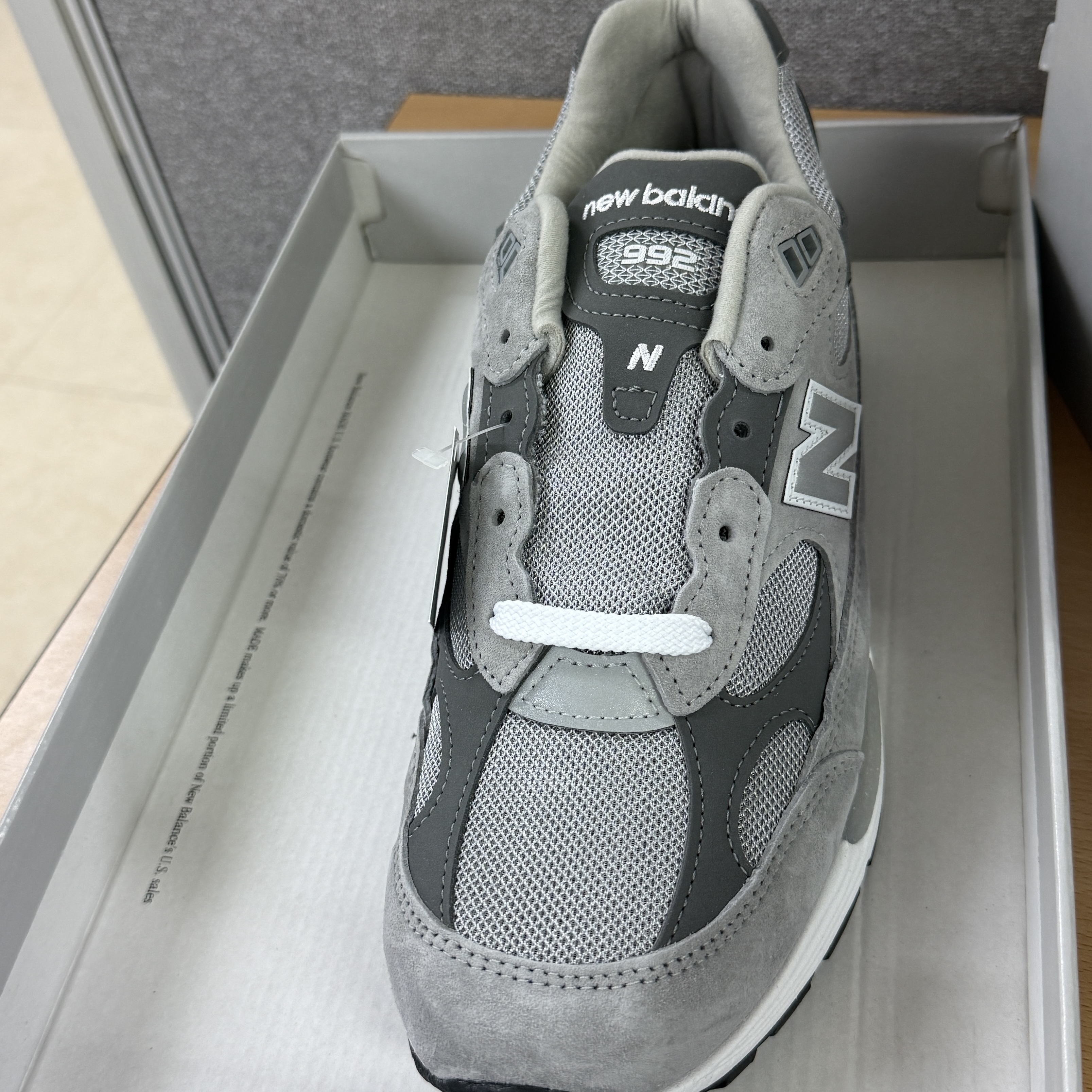 New Balance 992 Made in USA Core Grey Silver Metallic 착용 스타일 - 2