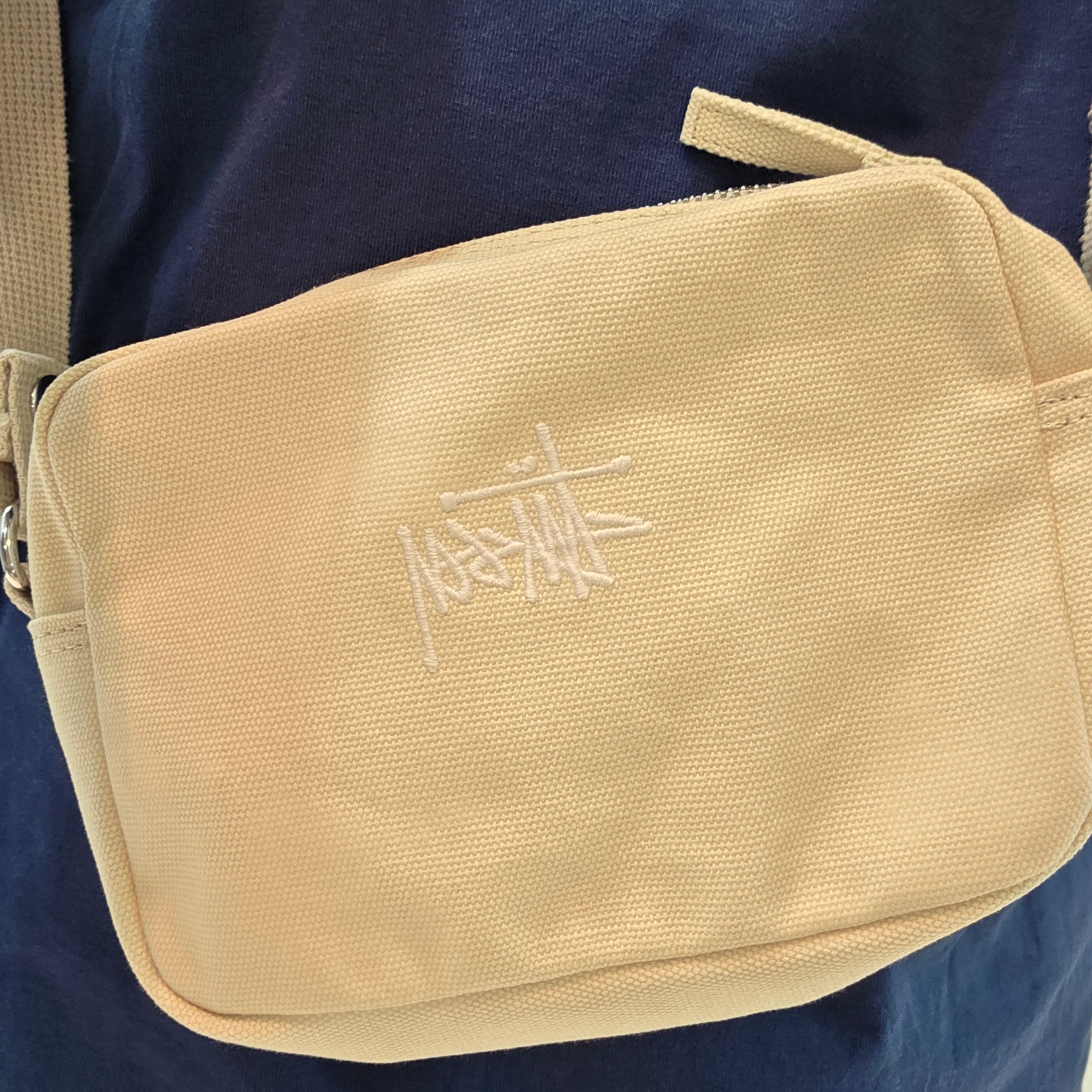 Stussy 8 Ball Pigment Dyed T-Shirt Navy, Stussy Canvas Side Pouch Natural 착용 스타일 - 2