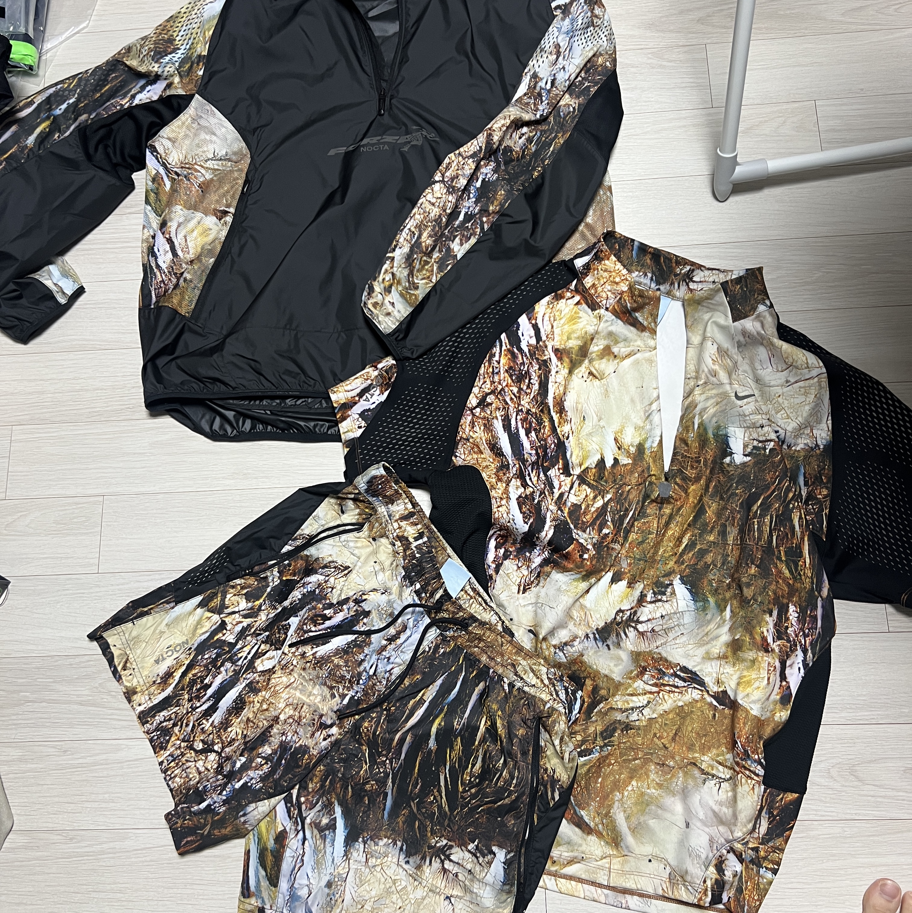 Nike x Drake Nocta NRG Running Jacket Black Baroque Brown (FJ3009-010), Nike x Drake Nocta NRG Cap Camo 착용 스타일