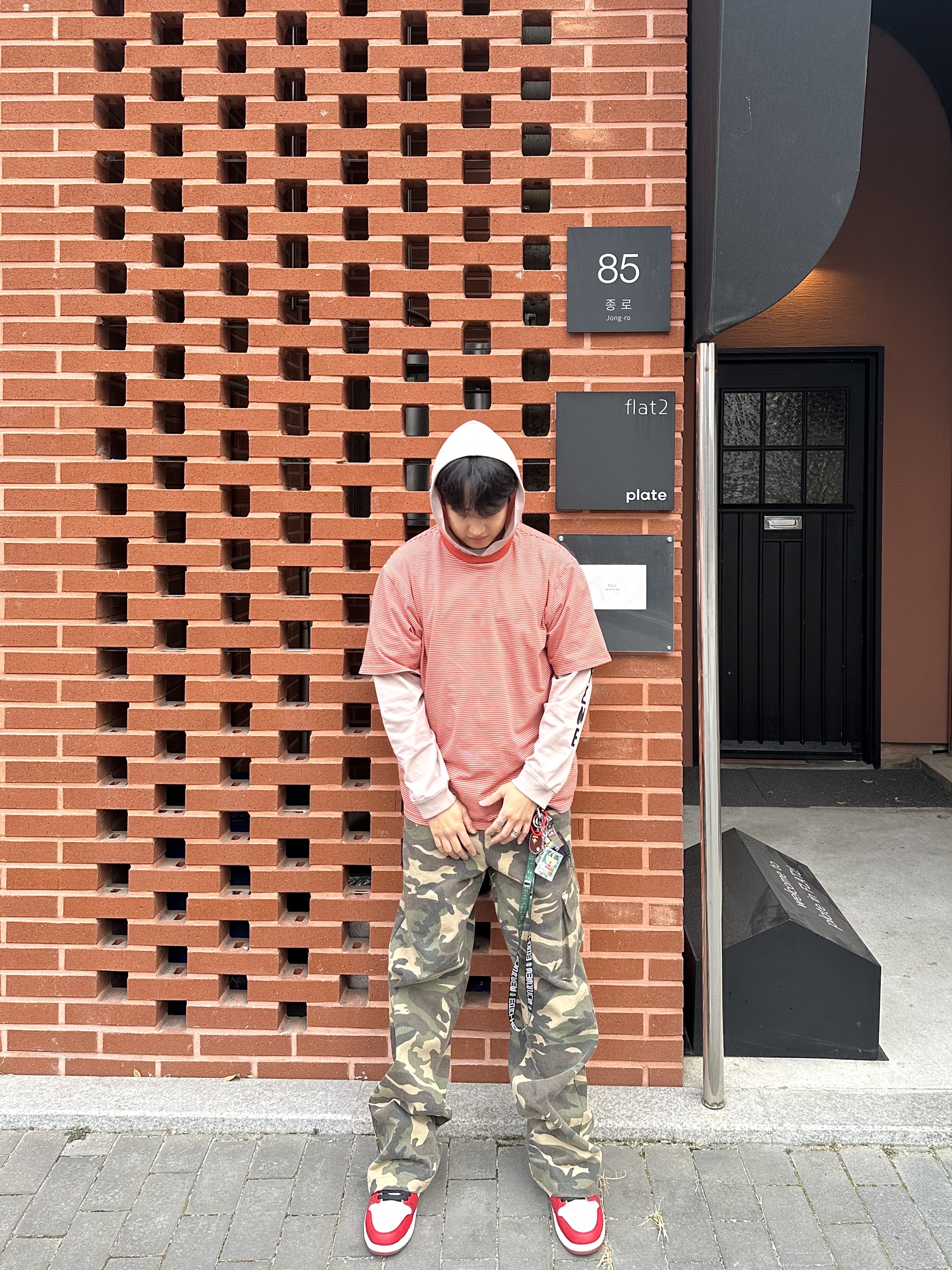Supreme Layered Hooded L/S Top Tan - 24SS, Jordan 1 Retro High OG Chicago 2022 착용 스타일 - 2