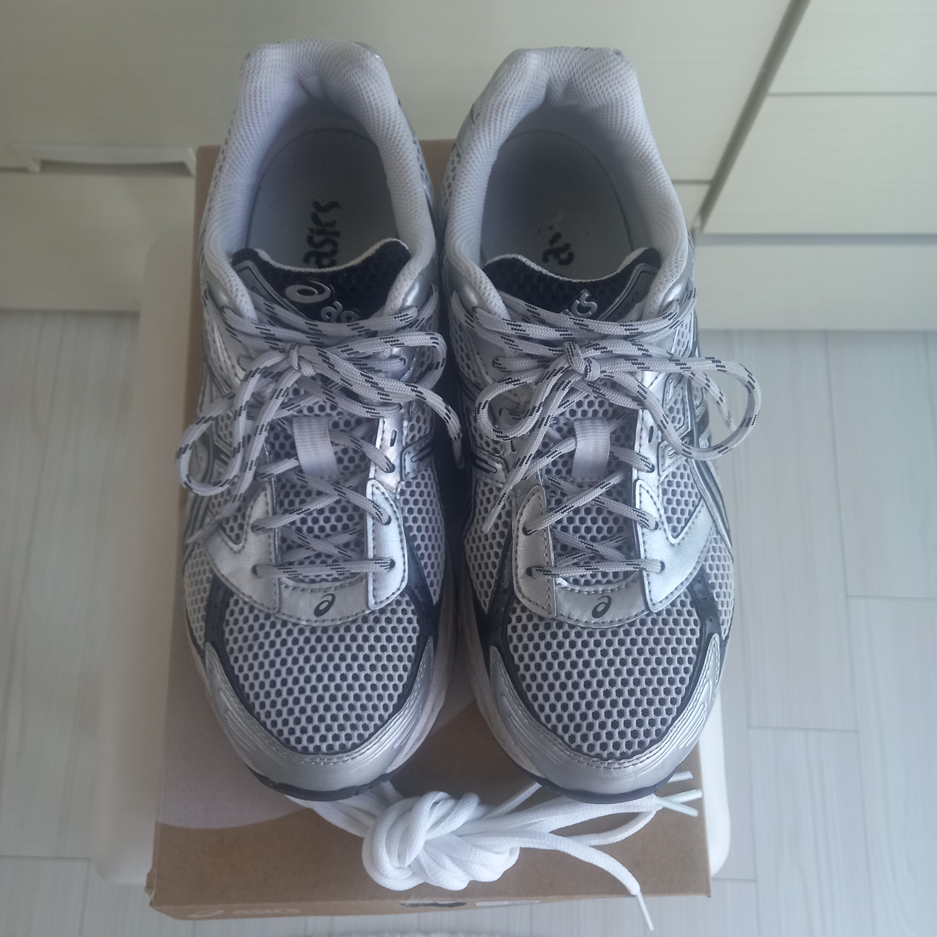 Asics Gel-1130 White Shark Skin, New Balance x Aime Leon Dore 860v2 Blue 착용 스타일 - 3
