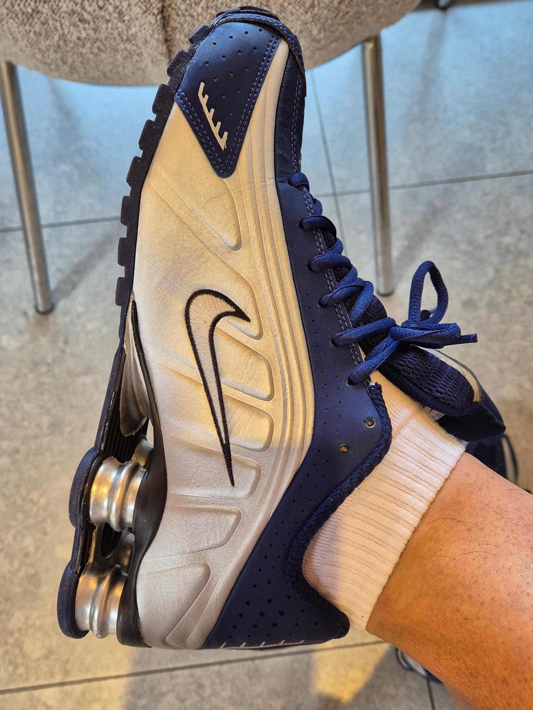 (W) Nike Shox R4 Blue Void Metallic Silver 착용 스타일 - 3