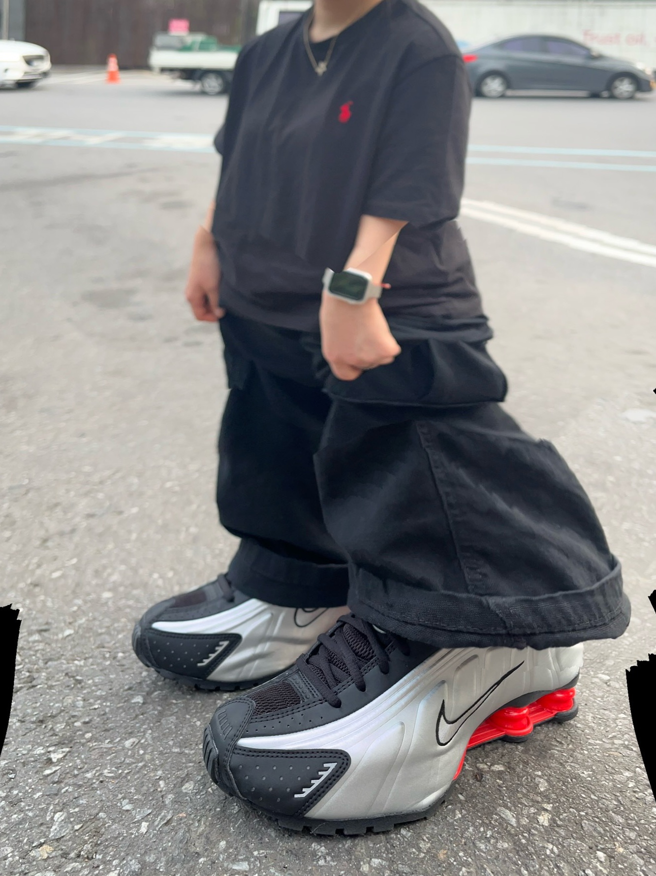 Nike Shox R4 Black and Metallic Silver 착용 스타일