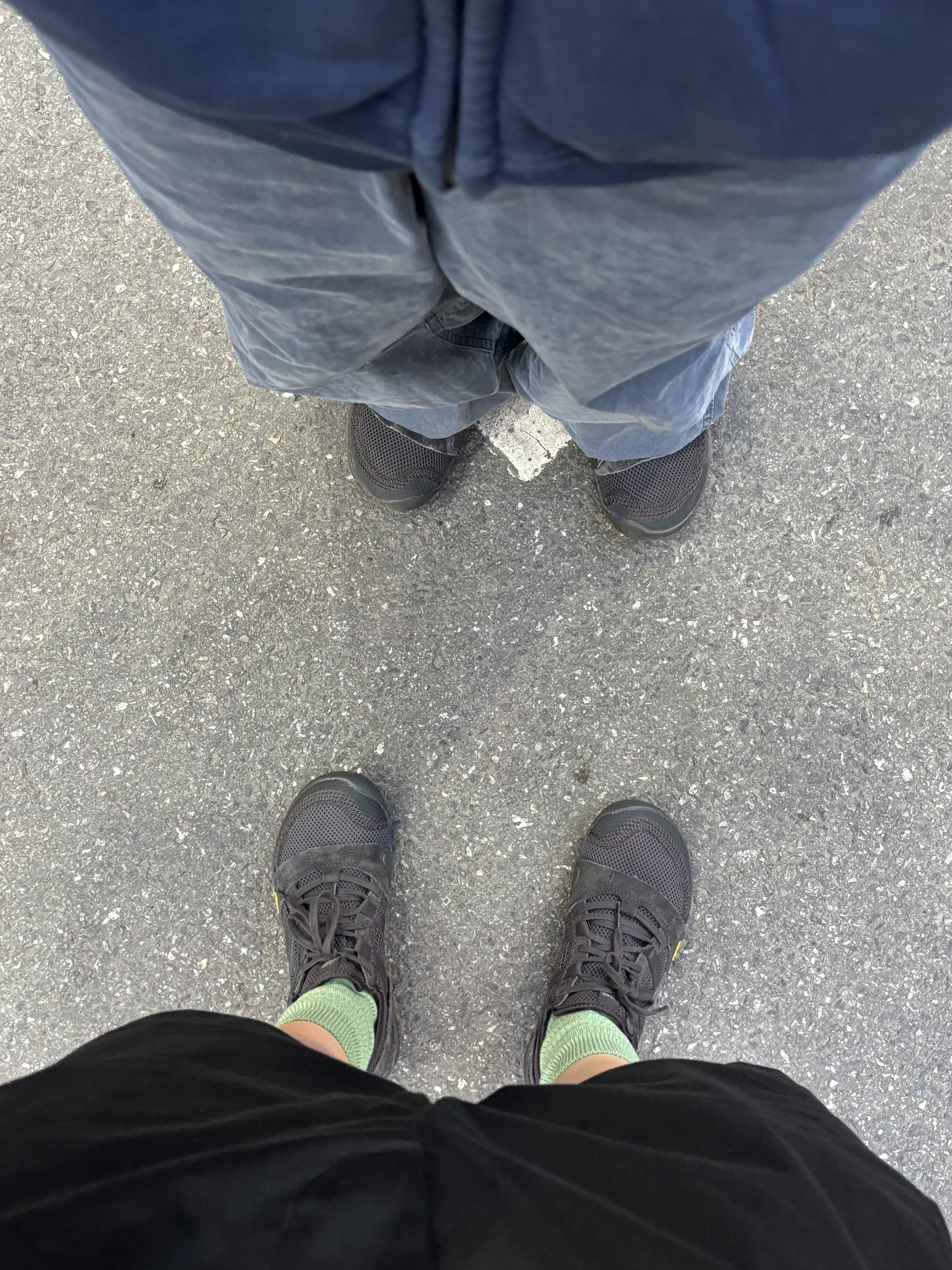 New Balance Minimus MT10O Black Castlerock, Polyteru 1011 Nylon Track Pants Dark Navy 착용 스타일 - 1