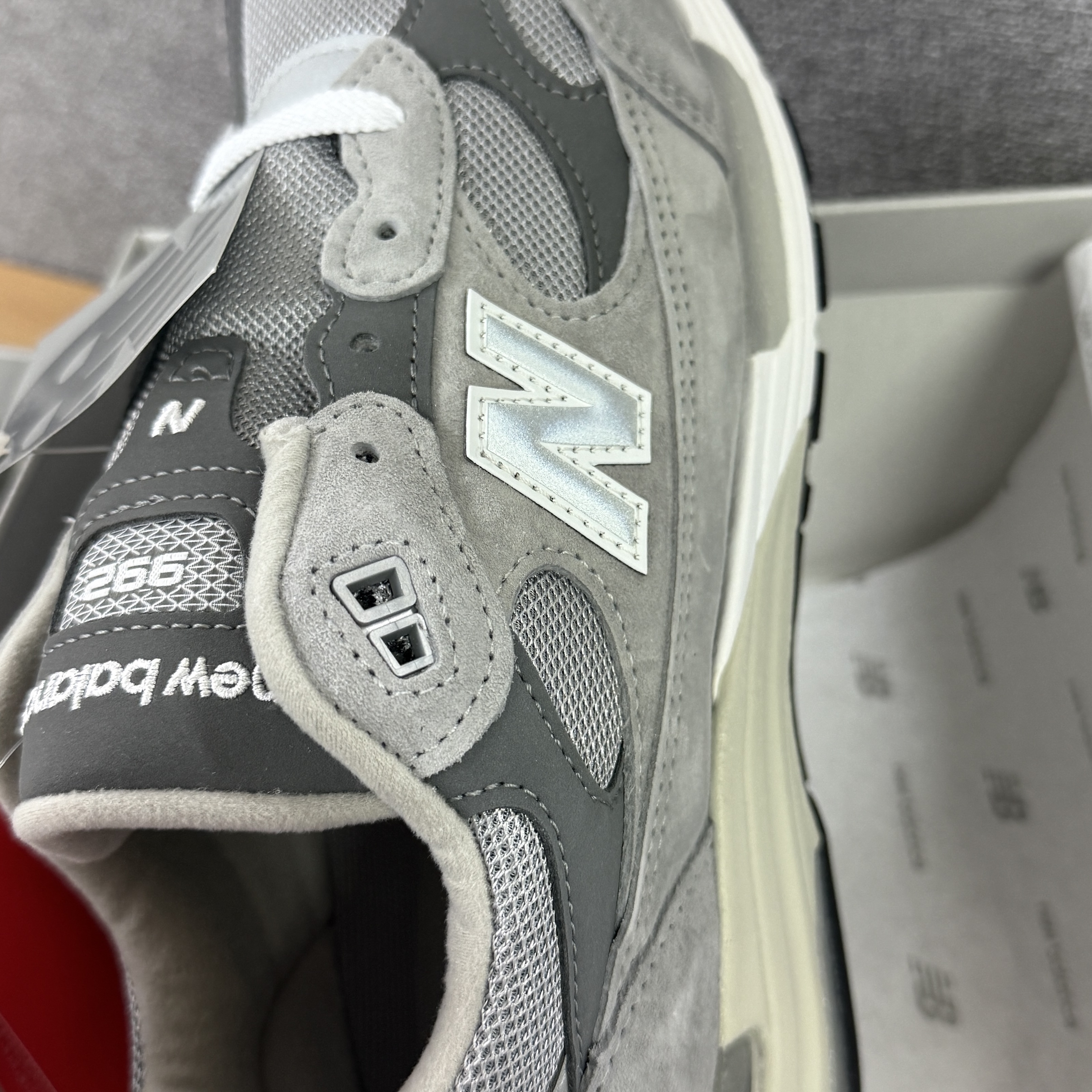 New Balance 992 Made in USA Core Grey Silver Metallic 착용 스타일 - 3
