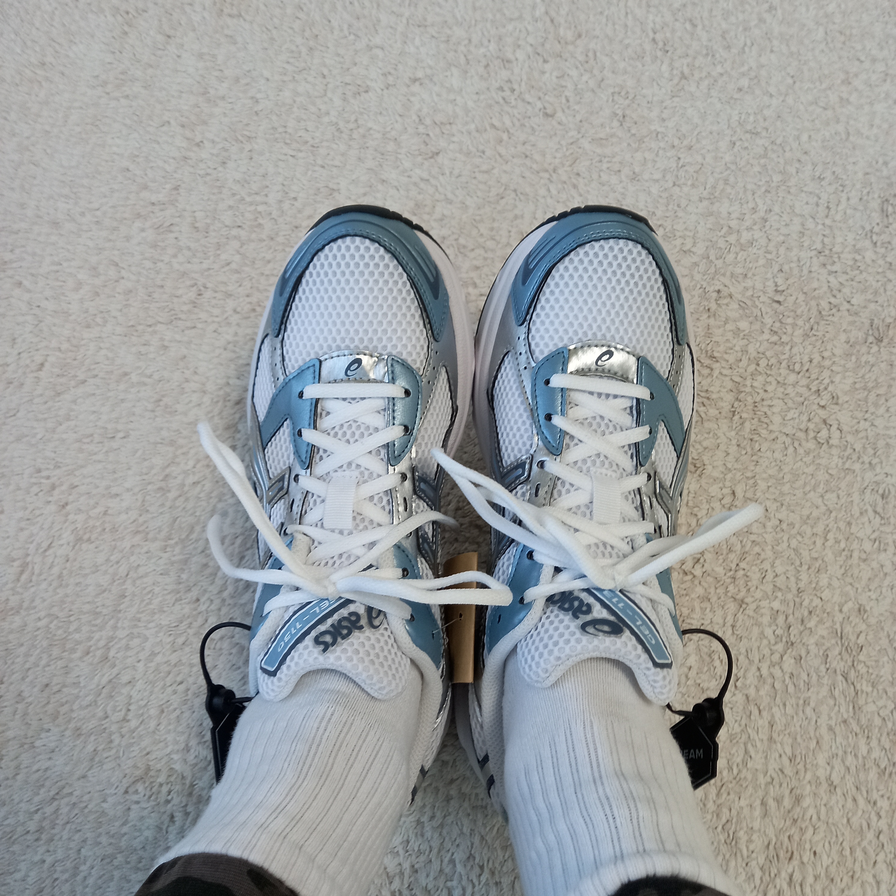 Asics Gel-1130 White Shark Skin, New Balance x Aime Leon Dore 860v2 Blue 착용 스타일 - 1