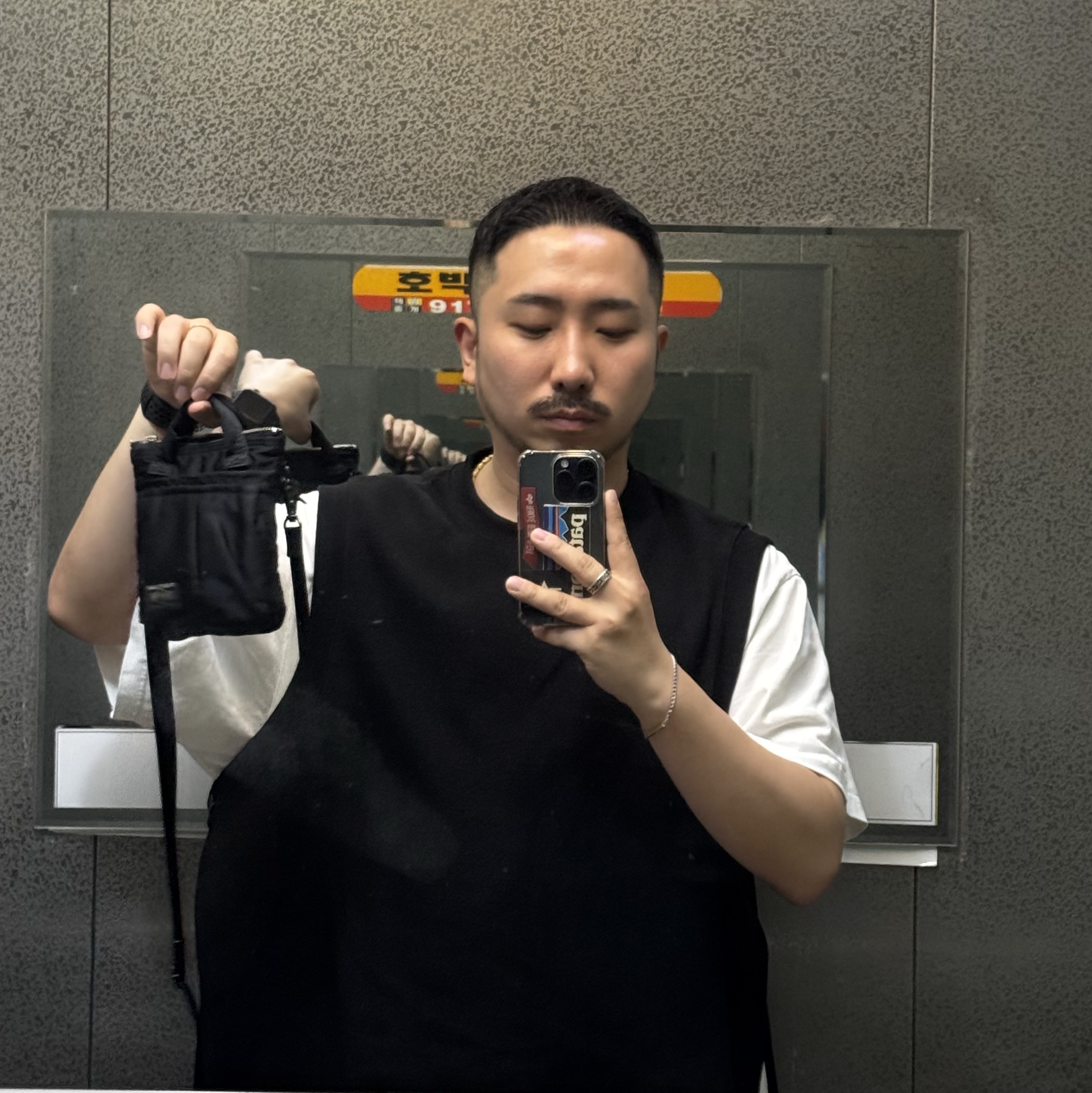Porter Howl Helmet Bag Mini Black 착용 스타일