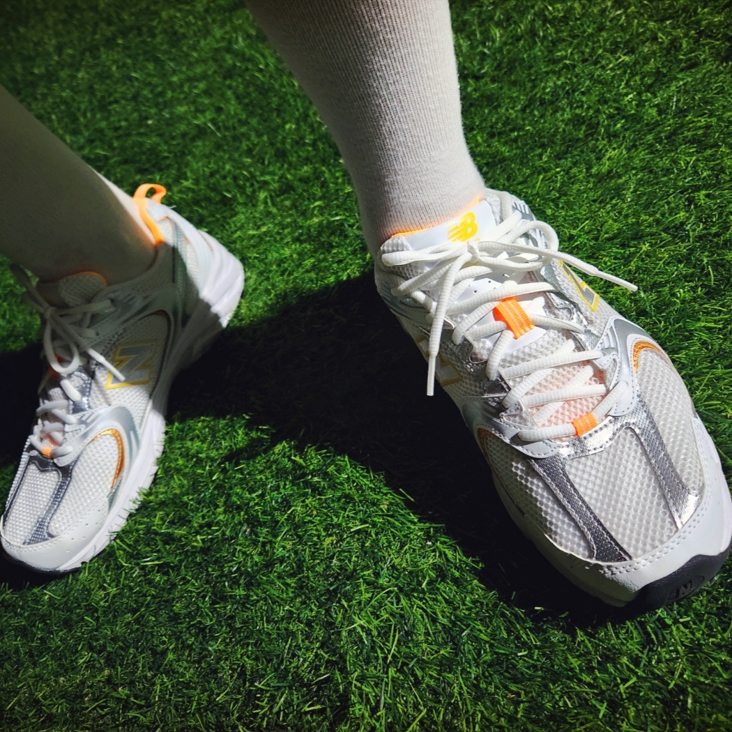 New Balance 530 White Yellow 착용 스타일 - 4