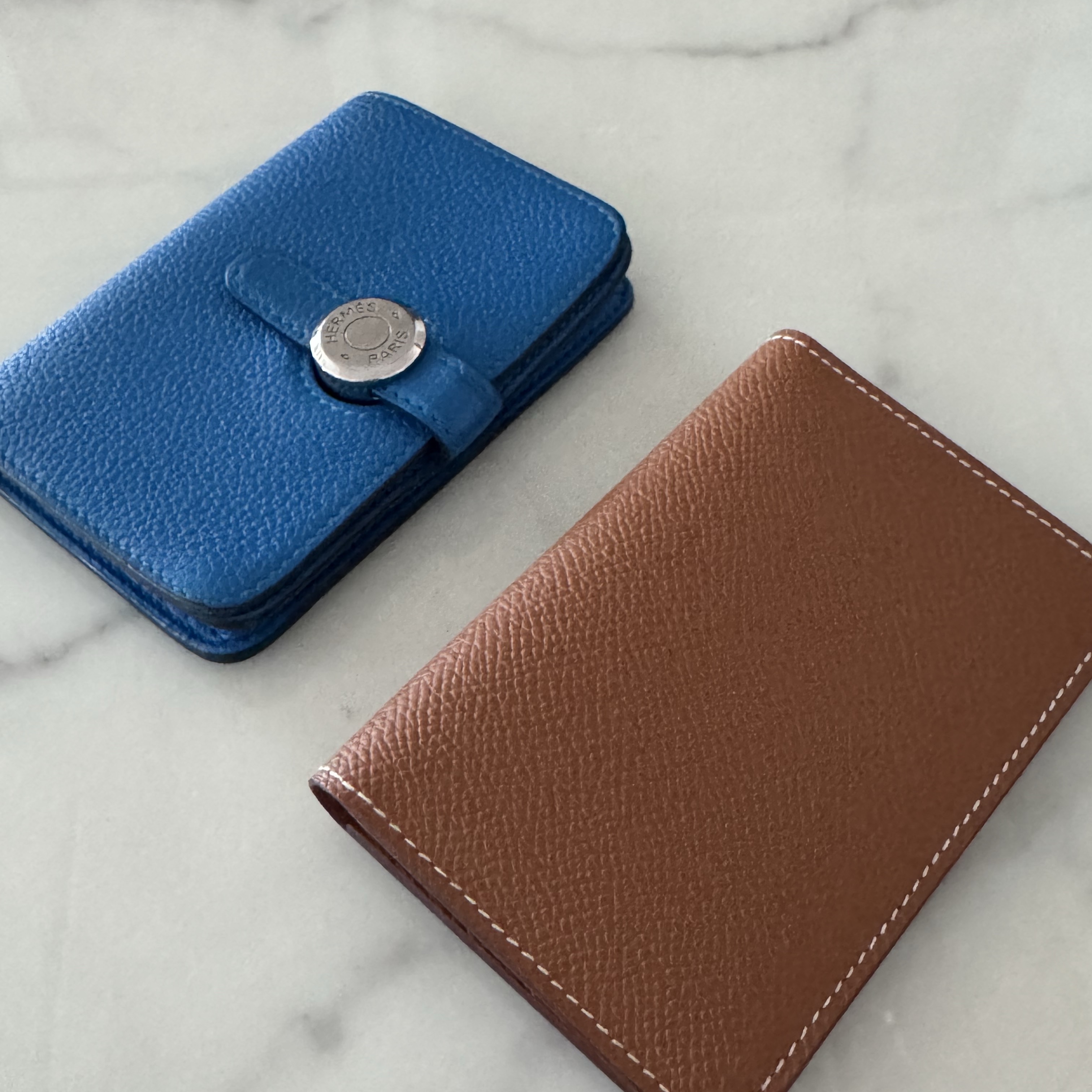 Hermes MC² Euclide Card Holder Epsom & Gold, Hermes Dogon Card Holder Togo & Palladium Gold 착용 스타일 - 2