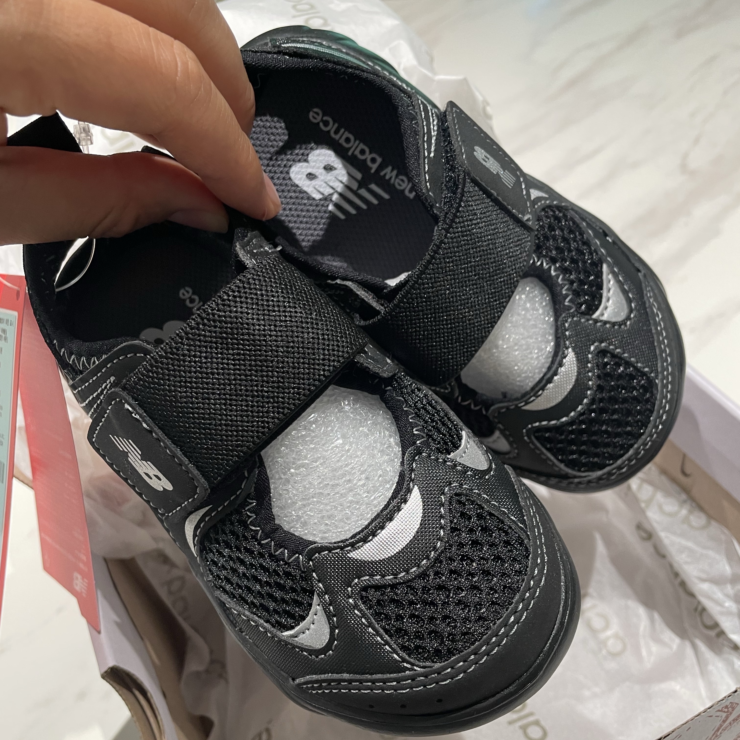 (Kids) New Balance Freedle 920 Sandal Black 착용 스타일 - 1