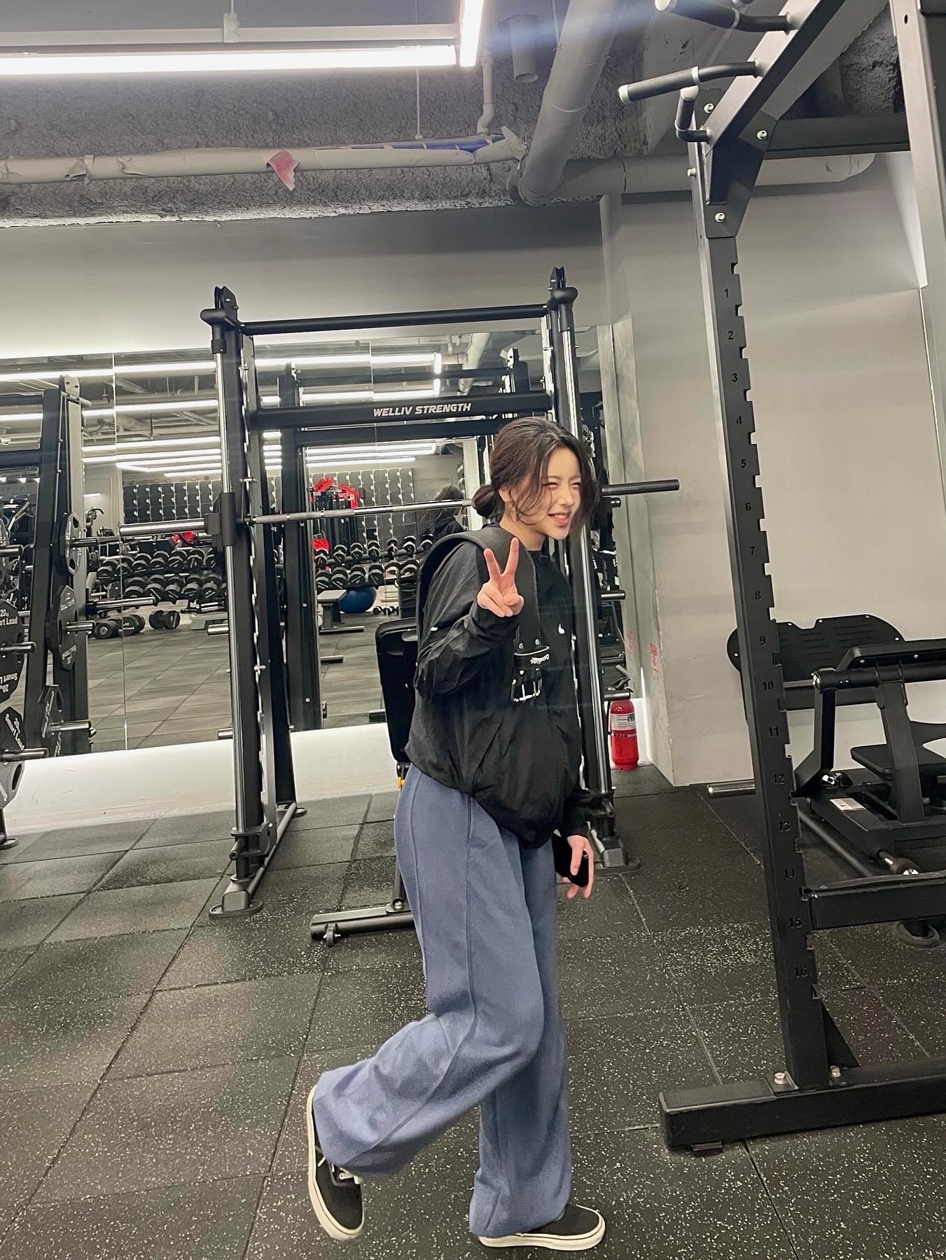 BORN TO WIN Crack B Pigment Crop T-Shirts Charcoal, (W) Nike Shox R4 White Metallic Silver 착용 스타일 - 9