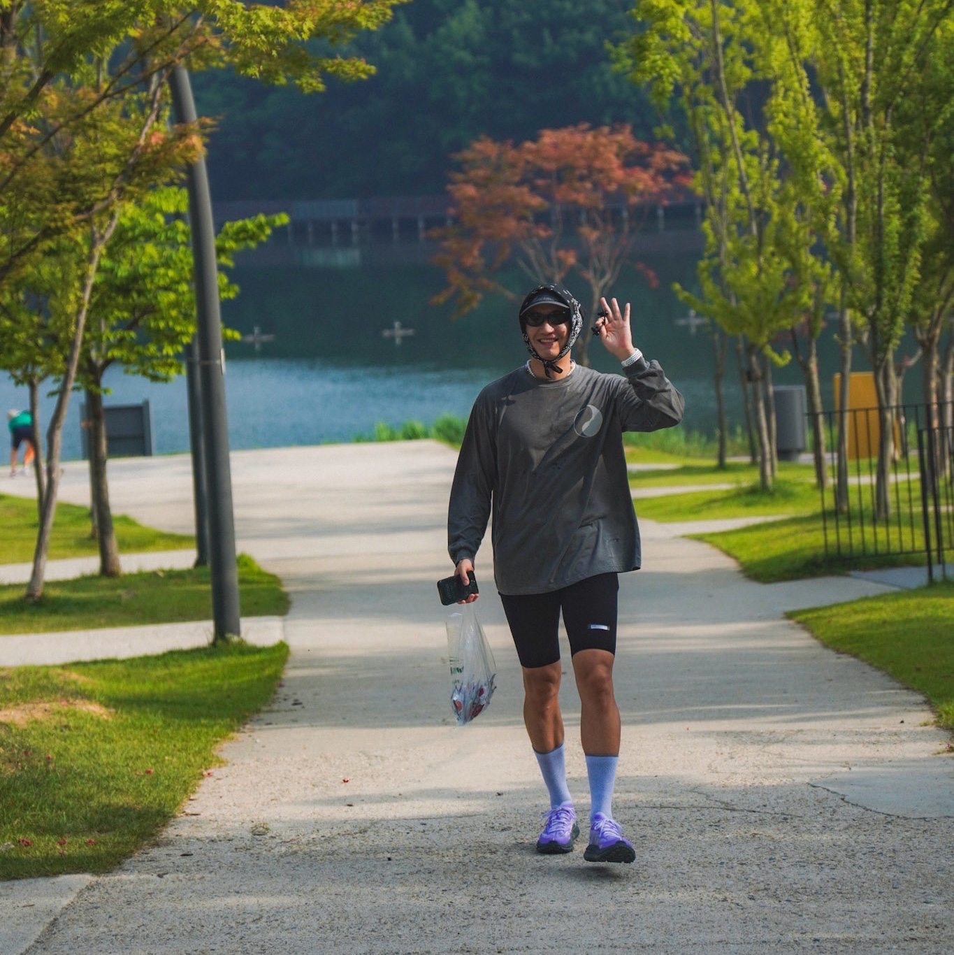 Hoka Mafate Speed 4 Lite Starlight Glow Aster Flower, Oakley Eye Jacket Redux Matte Black Frame Prizm Grey Lenses High Bridge Fit 착용 스타일 - 1