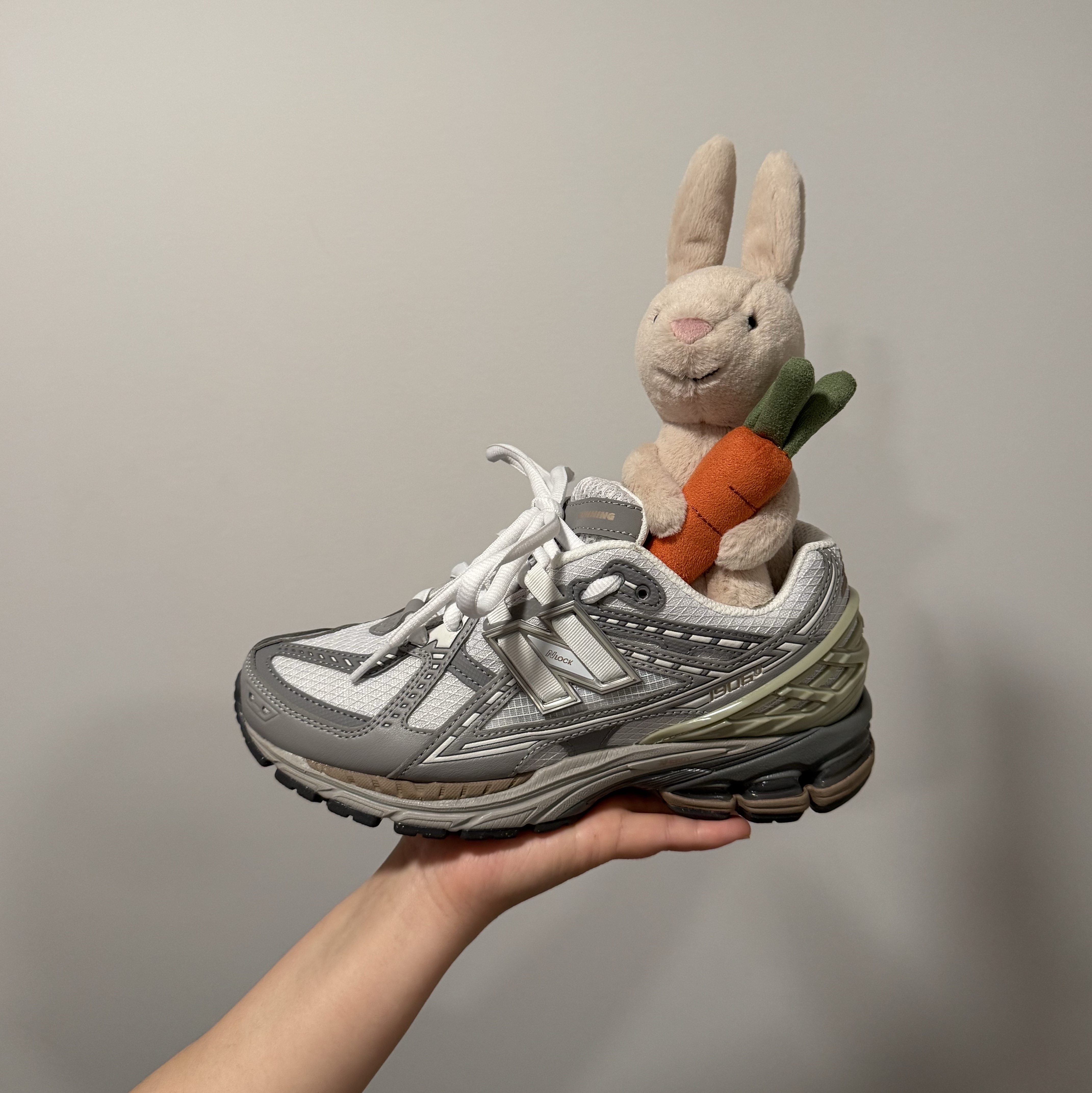 New Balance 1906R Team Away Grey Olivine 착용 스타일