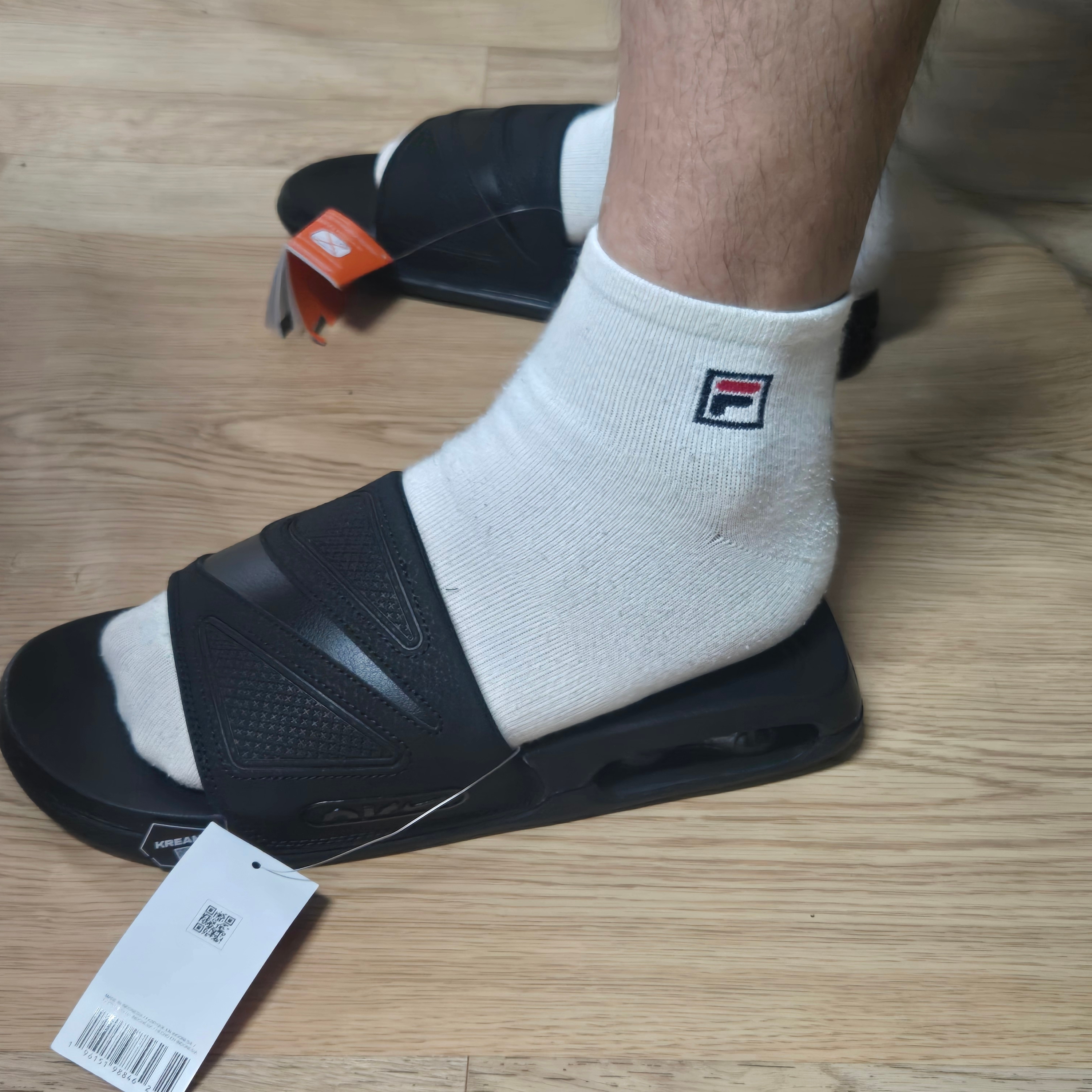 Nike Air Max Cirro Slide Triple Black 착용 스타일 - 1