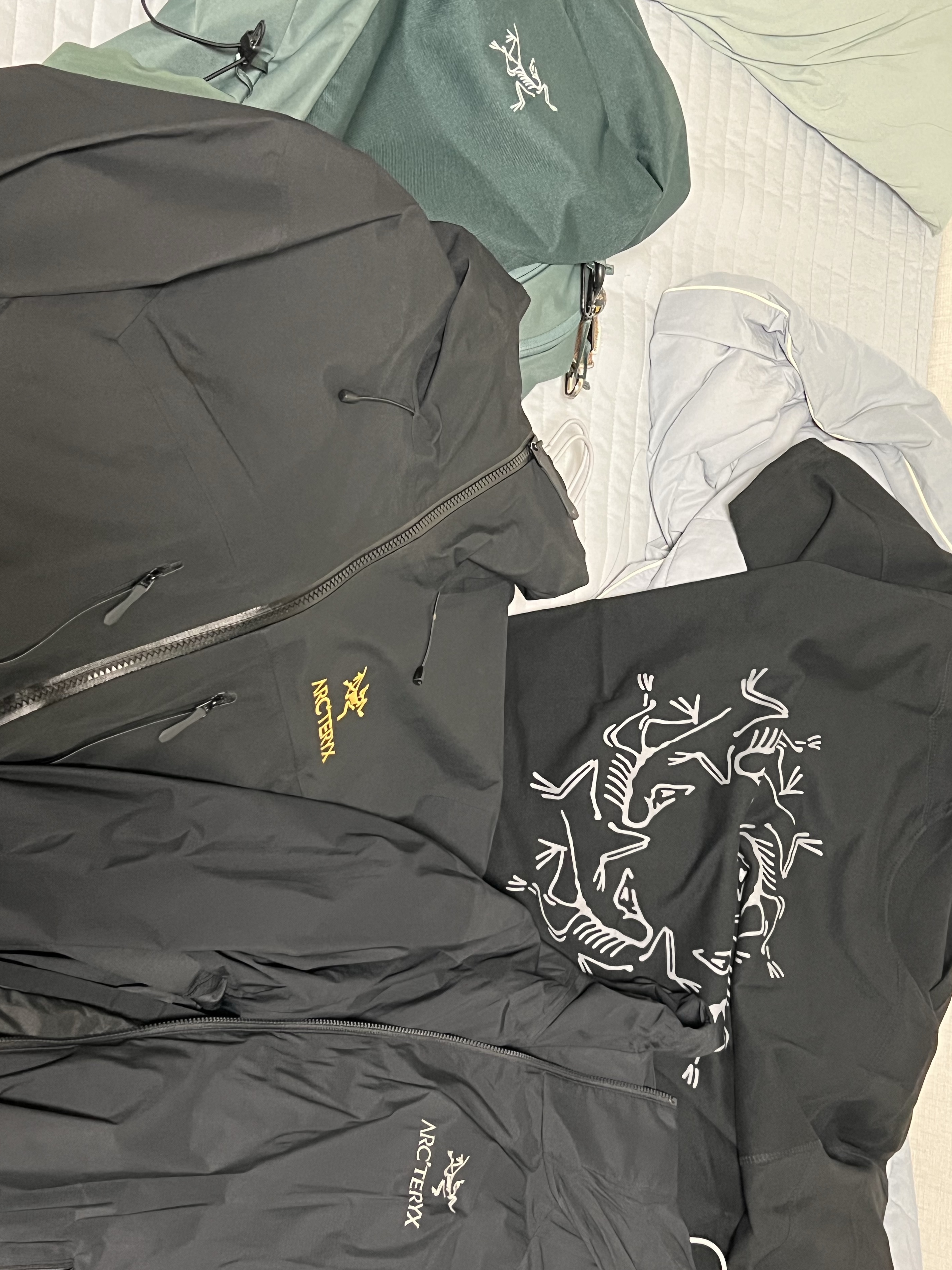Arc'teryx Alpha SV Jacket 24K Black, Arc'teryx Atom SL Hoody Black 착용 스타일