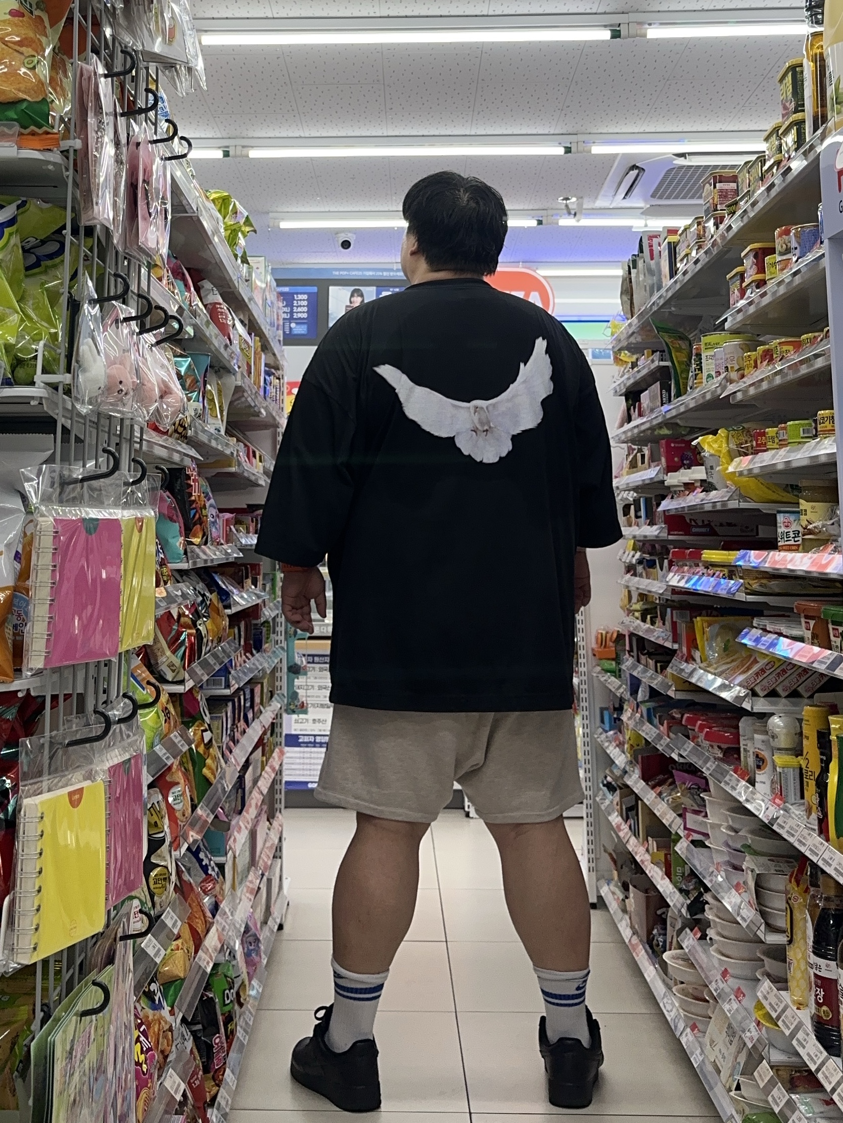 Yeezy Gap Engineered By Balenciaga Dove 3/4 Sleeve T-Shirt Black, Nike Air Force 1 '07 Low Triple Black 착용 스타일