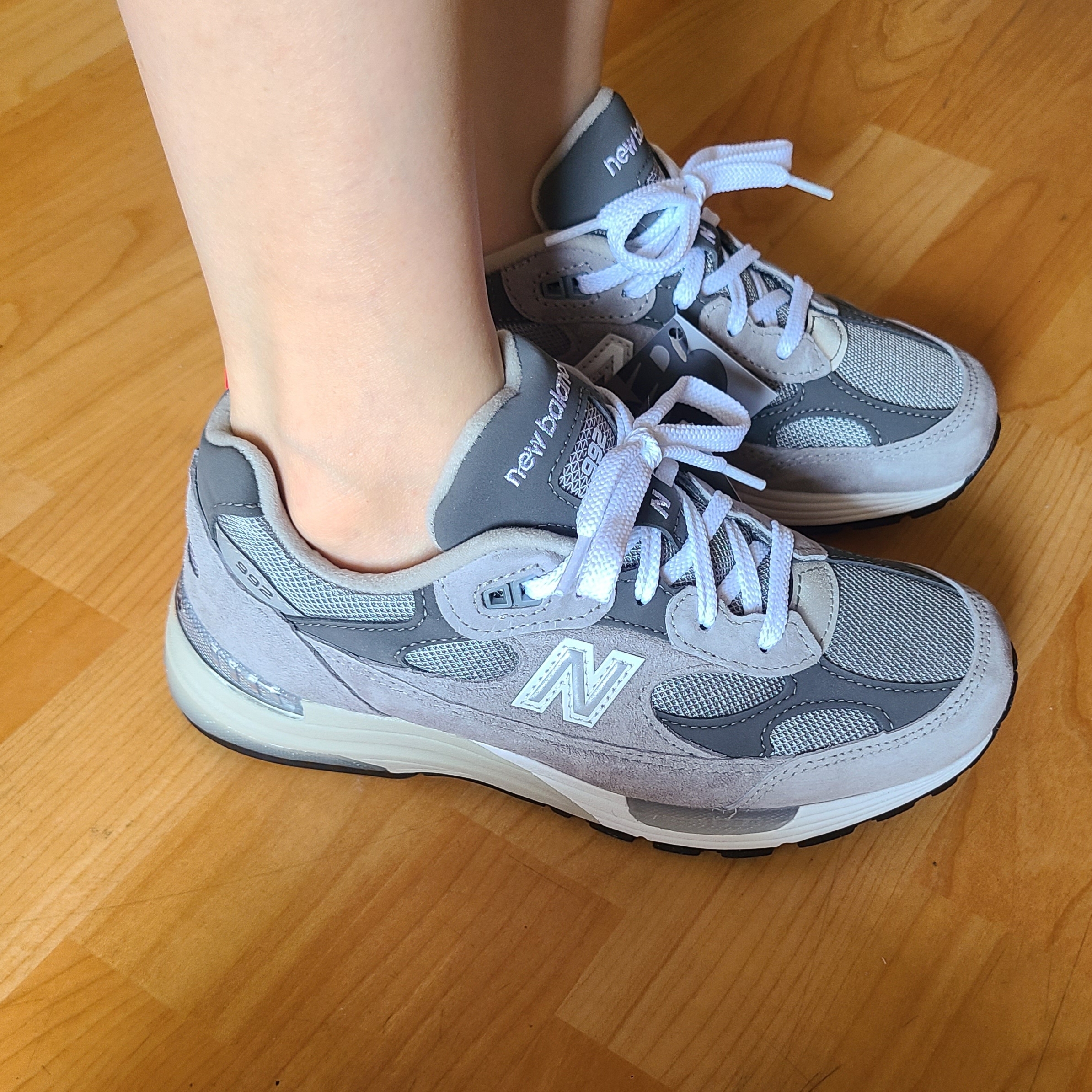 New Balance 992 Made in USA Core Grey Silver Metallic 착용 스타일 - 1