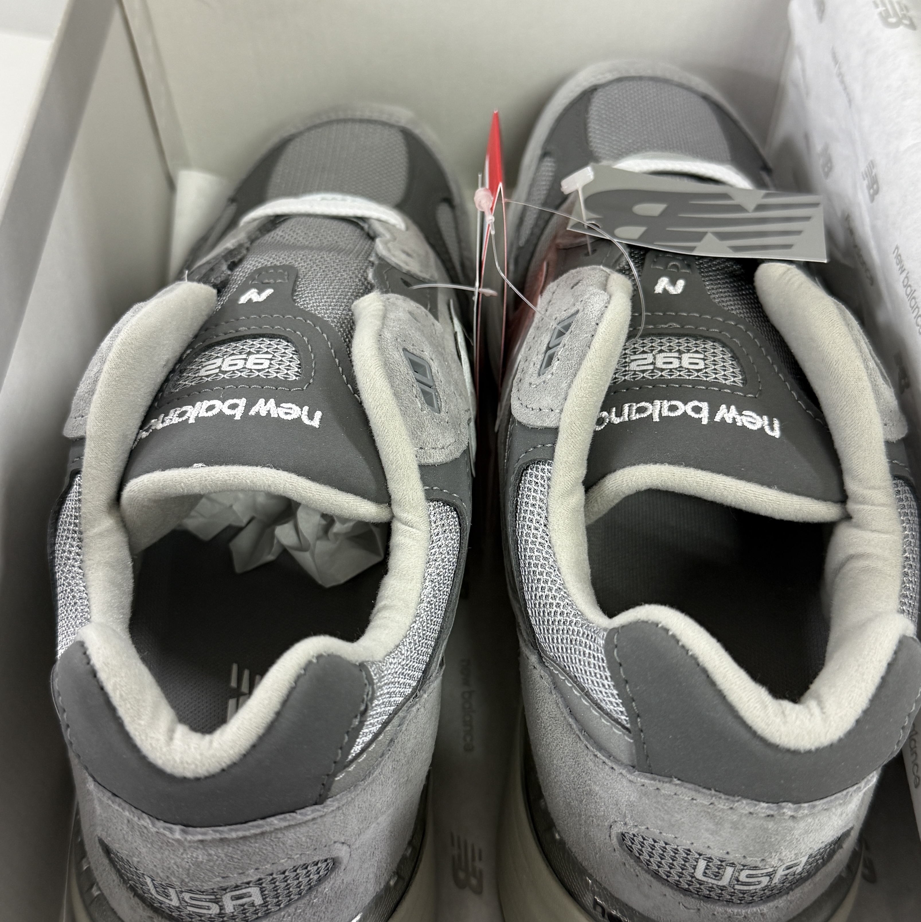 New Balance 992 Made in USA Core Grey Silver Metallic 착용 스타일 - 6