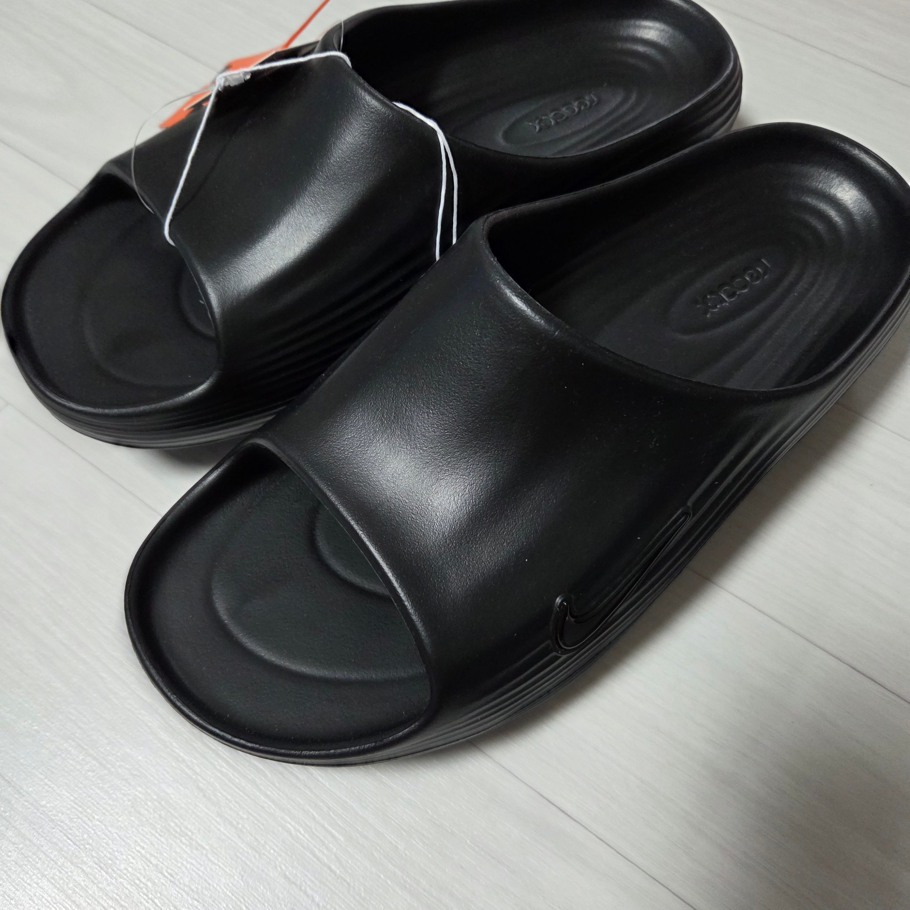 Nike ReactX Rejuven8 Slide Black 착용 스타일
