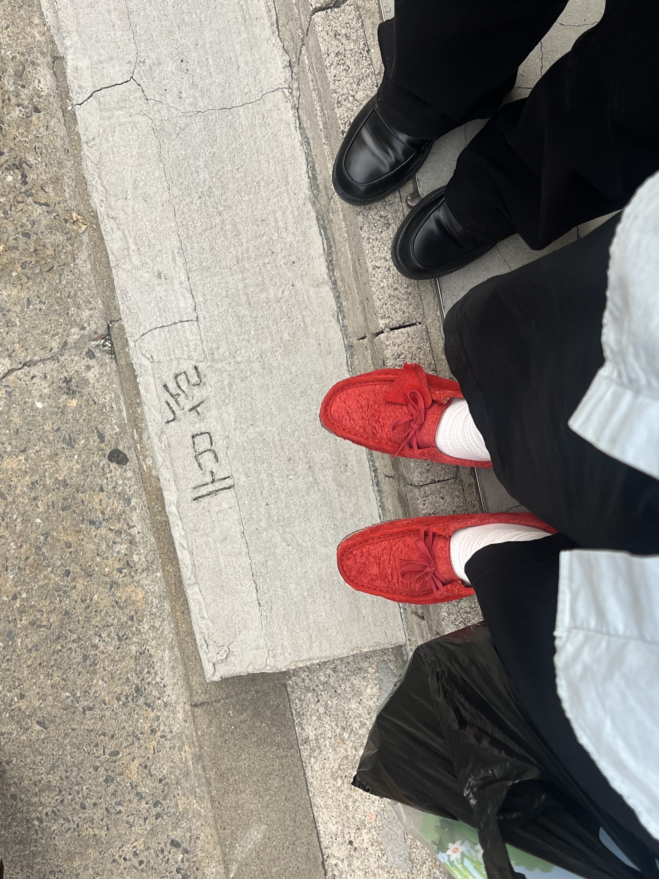 Clarks x Danielle Cathari Wallabee Red, Auralee Washed Finx Twill Shirt Sax Blue 착용 스타일 - 2