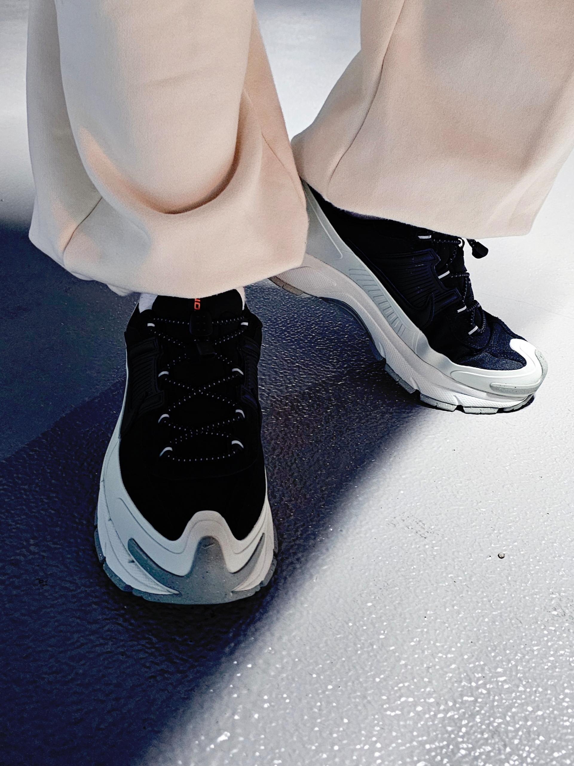 Nike Zoom Vomero 5 Roam Black Light Silver 착용 스타일 - 2