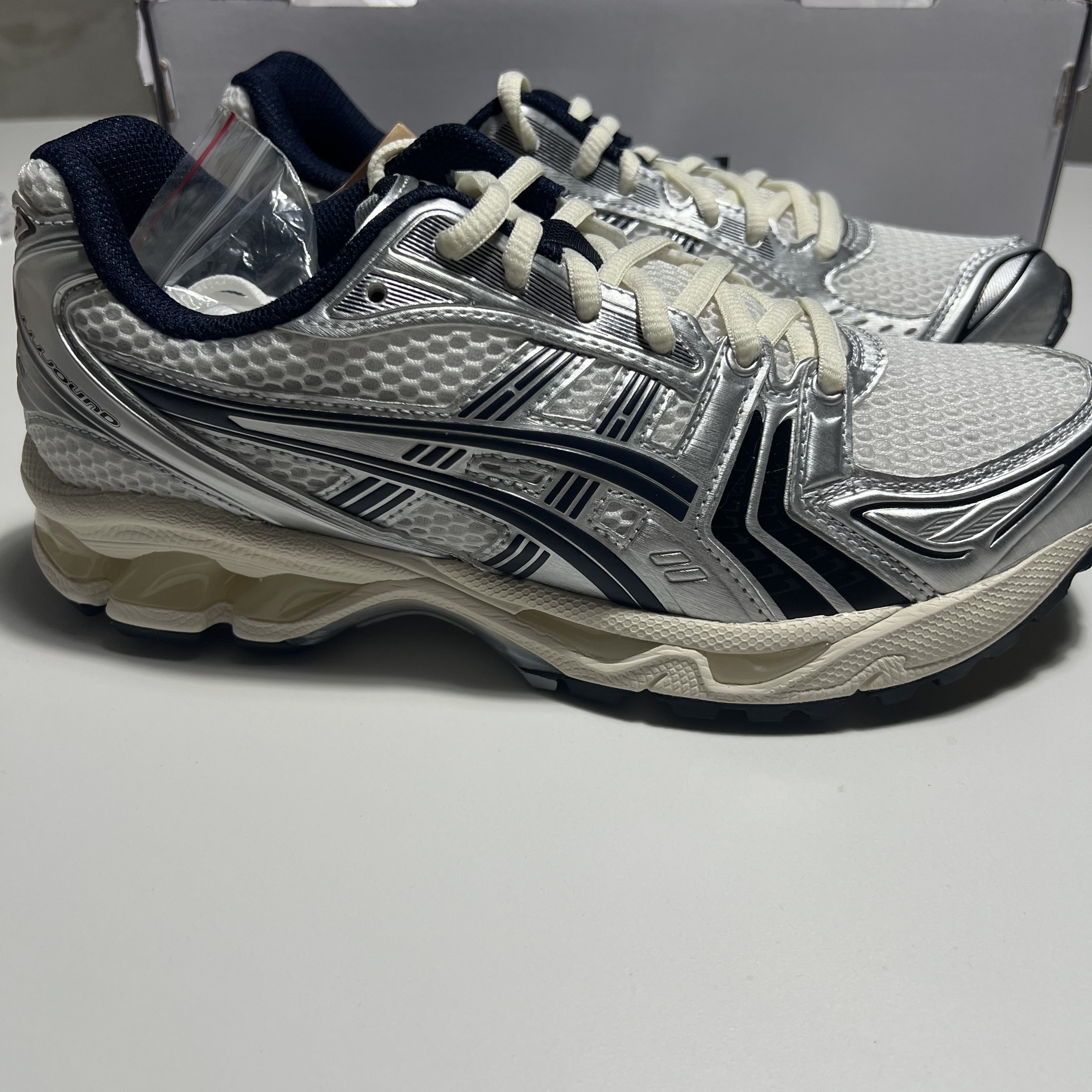 Asics x JJJJound Gel-Kayano 14 White Midnight 착용 스타일 - 3