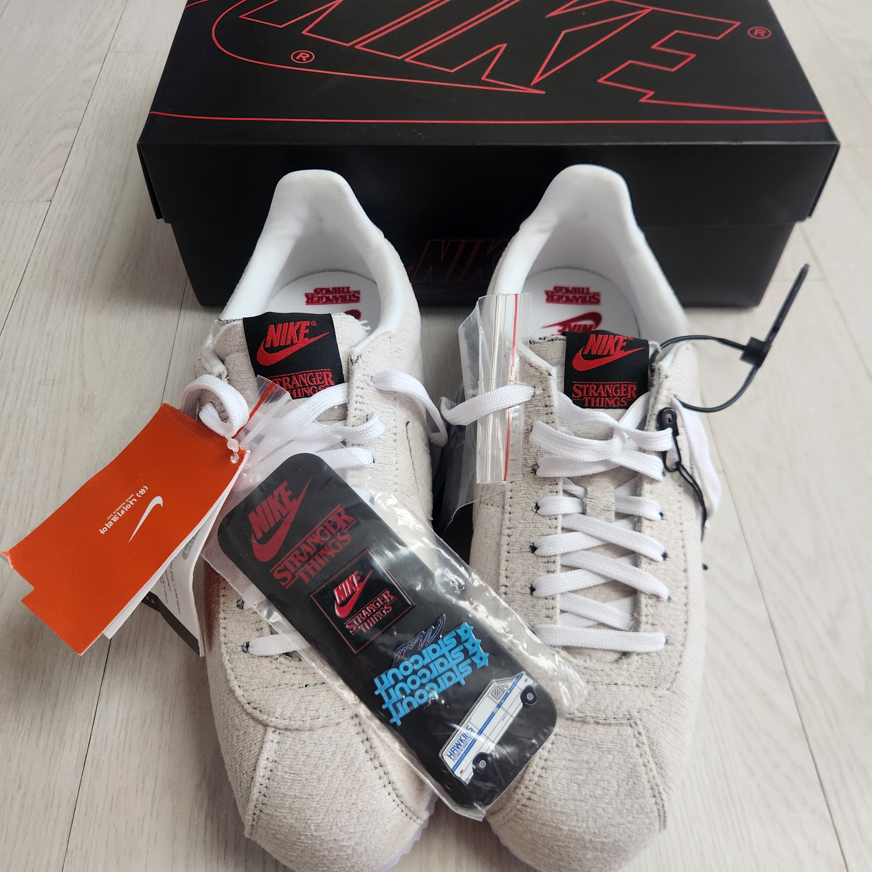 Nike x Stranger Things Classic Cortez Sail Upside Down Pack 착용 스타일 - 3