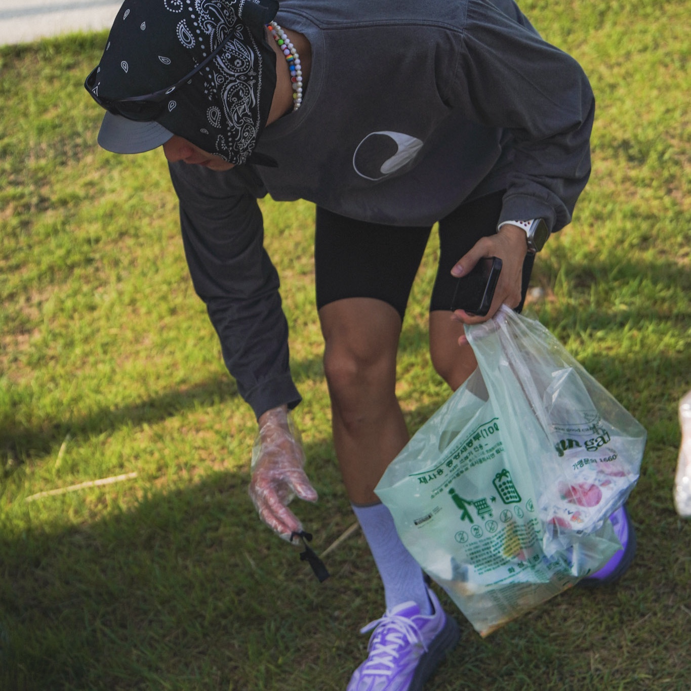 Hoka Mafate Speed 4 Lite Starlight Glow Aster Flower, Oakley Eye Jacket Redux Matte Black Frame Prizm Grey Lenses High Bridge Fit 착용 스타일 - 3