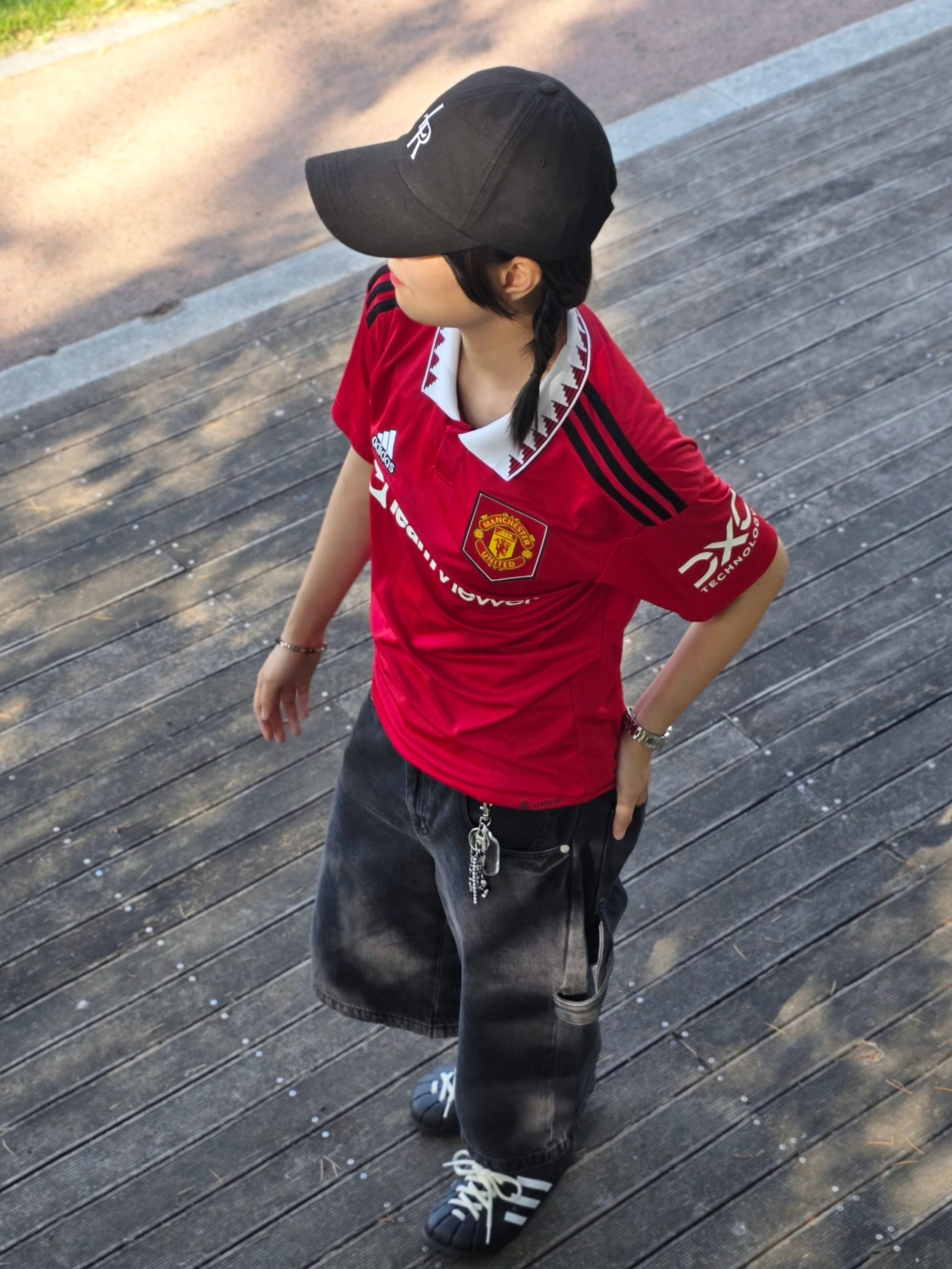 Adidas Manchester United 2022/23 Home Jersey Real Red - US Sizing (Non Marking Ver.), Adidas Adilette Clog Black White 착용 스타일 - 2