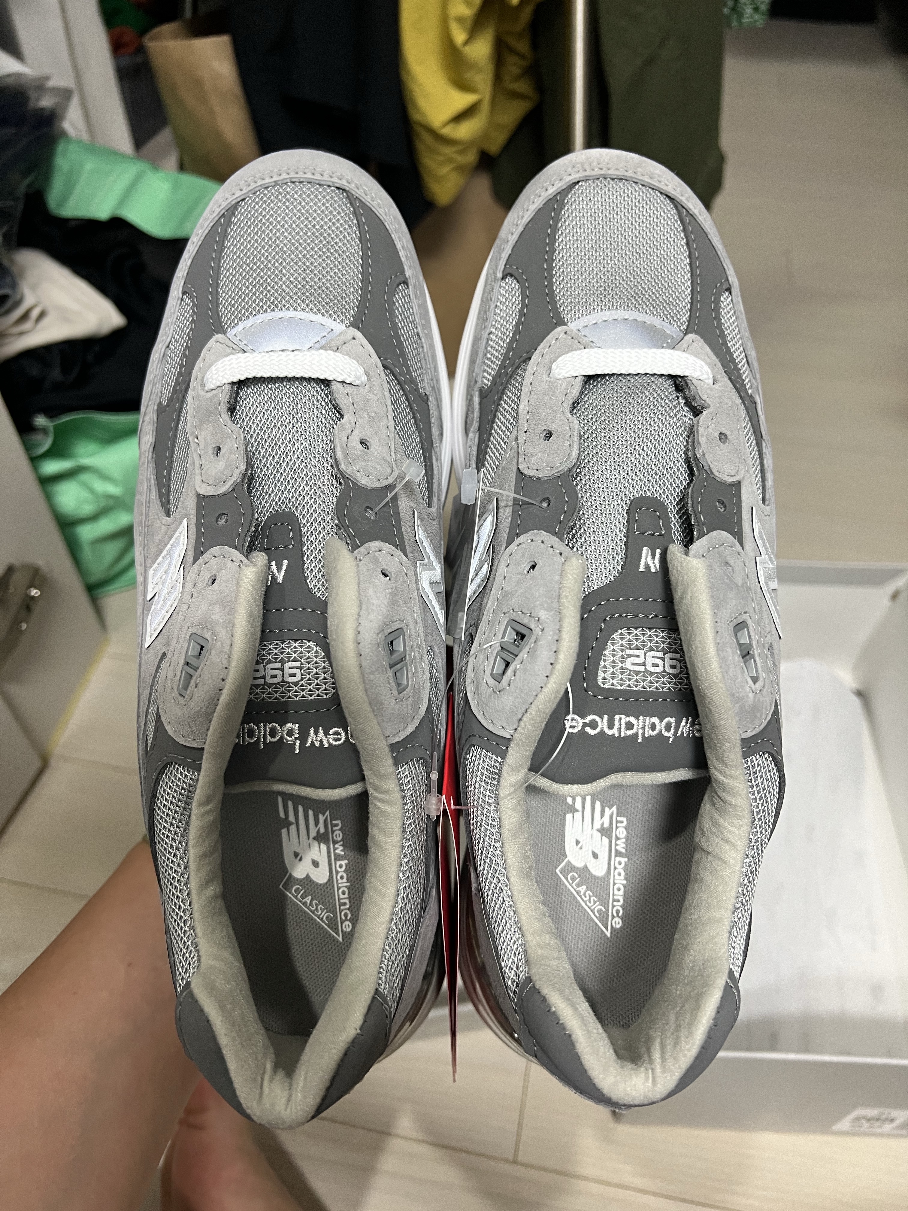 New Balance 992 Made in USA Core Grey Silver Metallic 착용 스타일 - 4